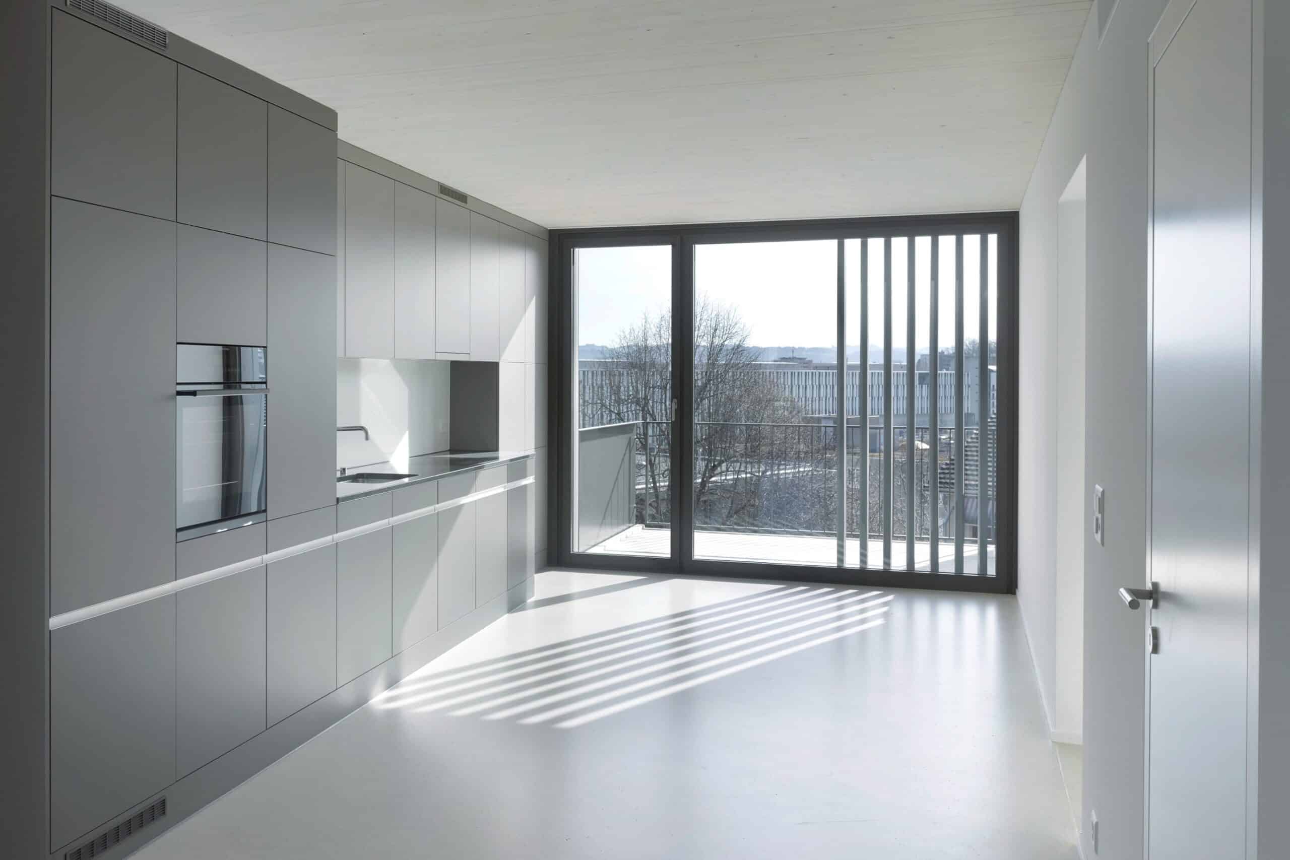 Fensterrenovation: Lichtdurchflutete Küche mit bodentiefen Fenstern