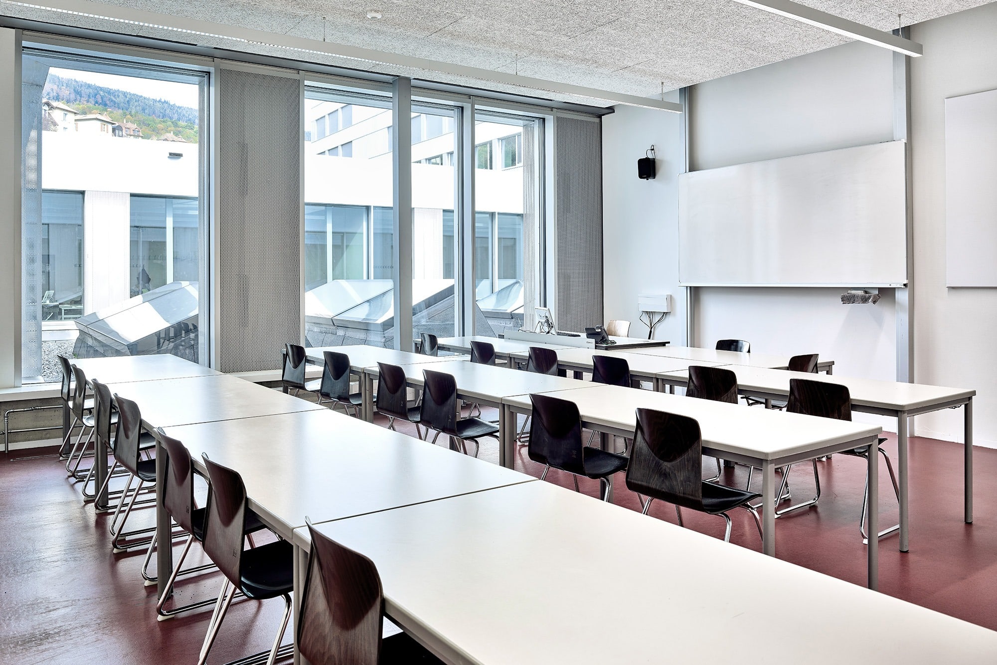 Klassenzimmer mit grossen Fenster von 4B, Centre Professionnel du Littoral, Neuchâtel