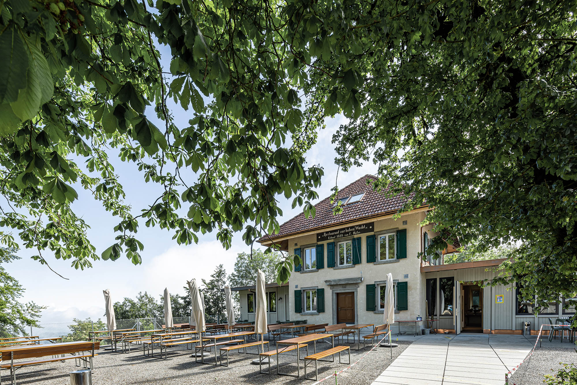 Aussenansicht an das Restaurant Lägern Hochwacht mit neuen dimmbaren Gläser