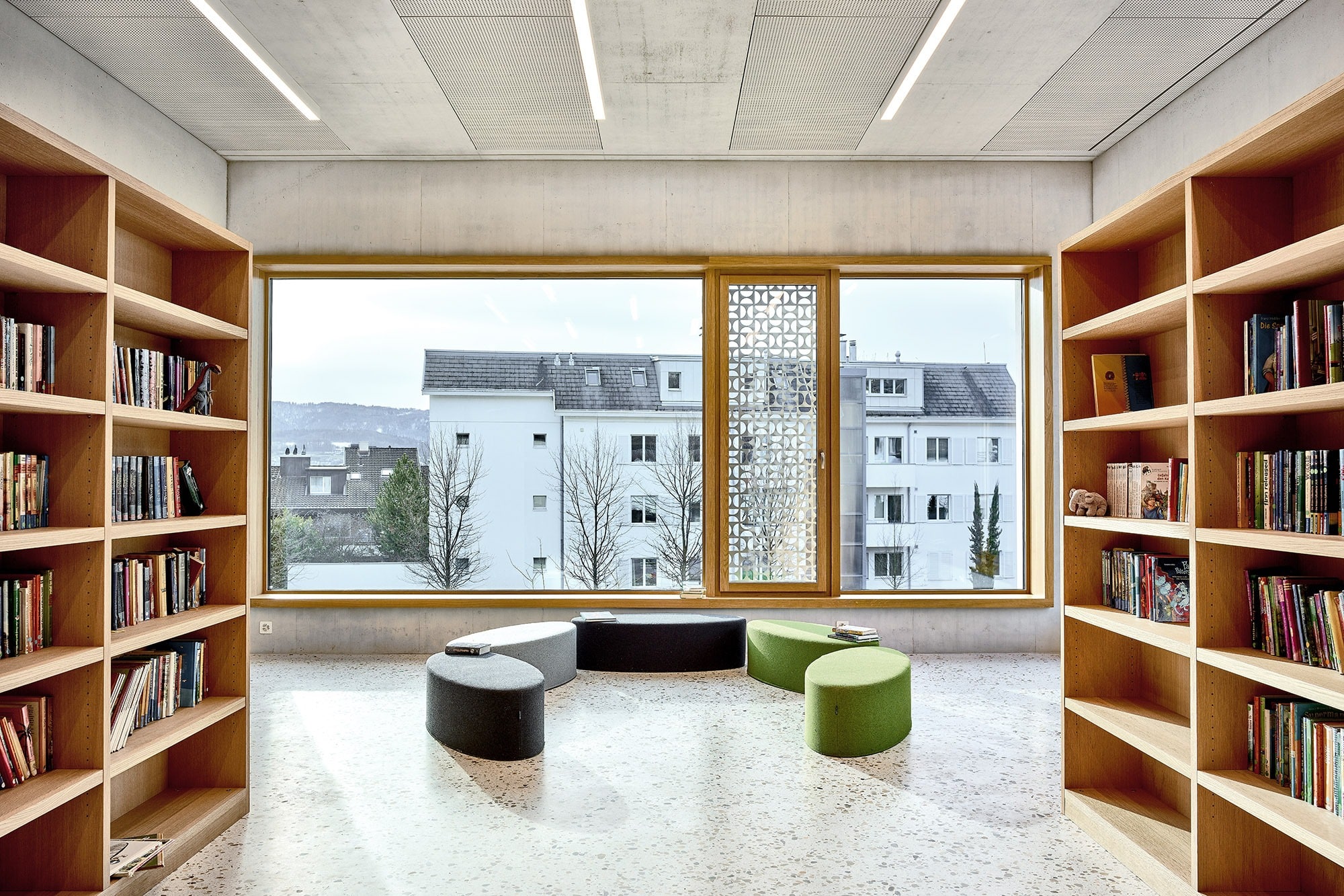 Schulbibliothek Schule Goldbach Küsnacht mit grossen Fenster