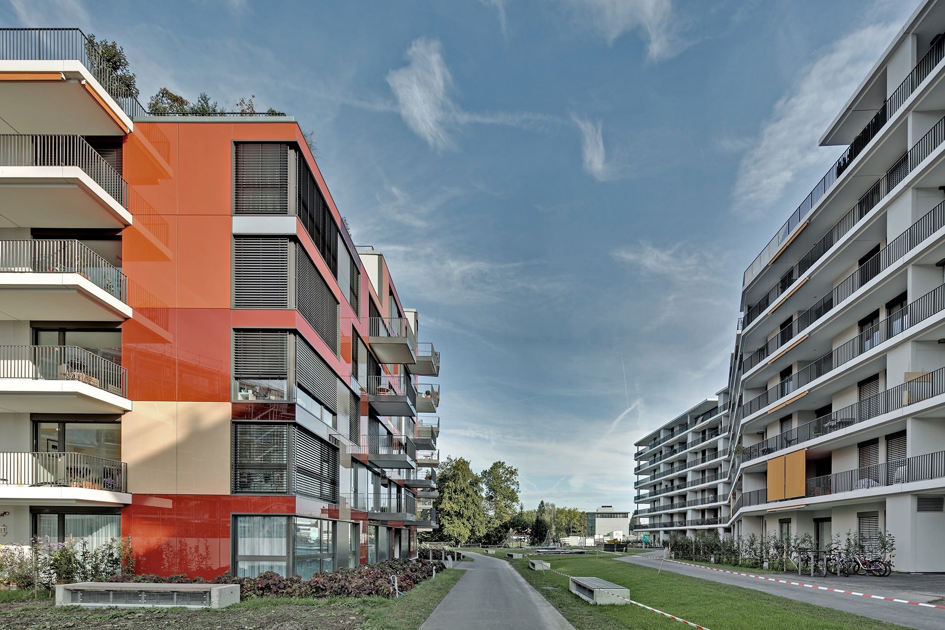 Neubaufenster Wohnsiedlung Gruetpark Adliswil., rote Fassade Aussenansicht