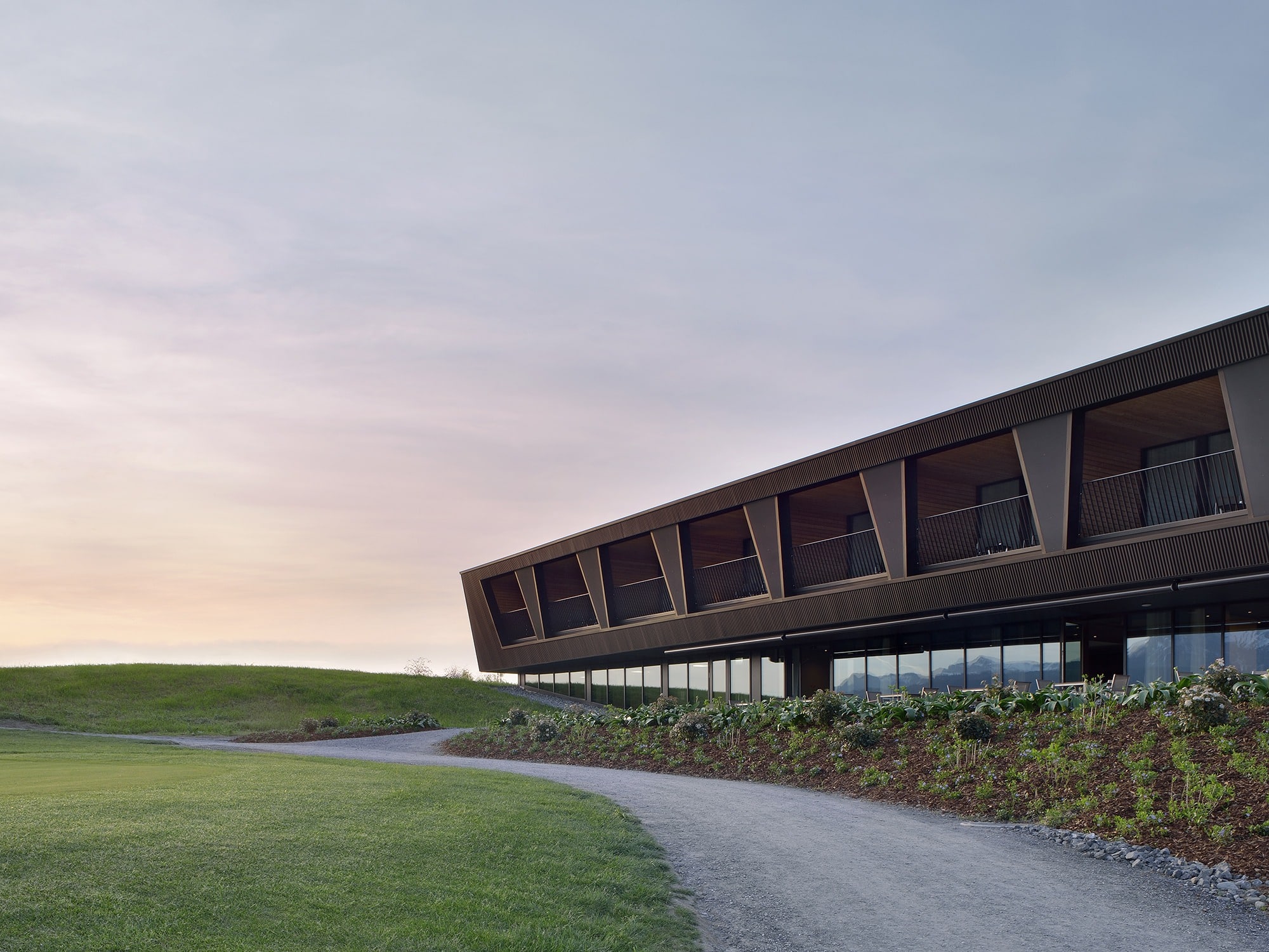 Golfhaus Meggen Aussenansicht, neue Fenster mit Pfosten Riegel Lösung von 4B