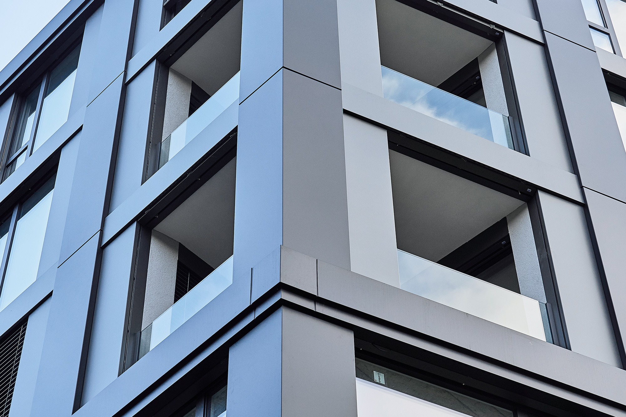 Fassade mit Fenster inklusive Absturzsicherung am Bahnhof West Aarburg