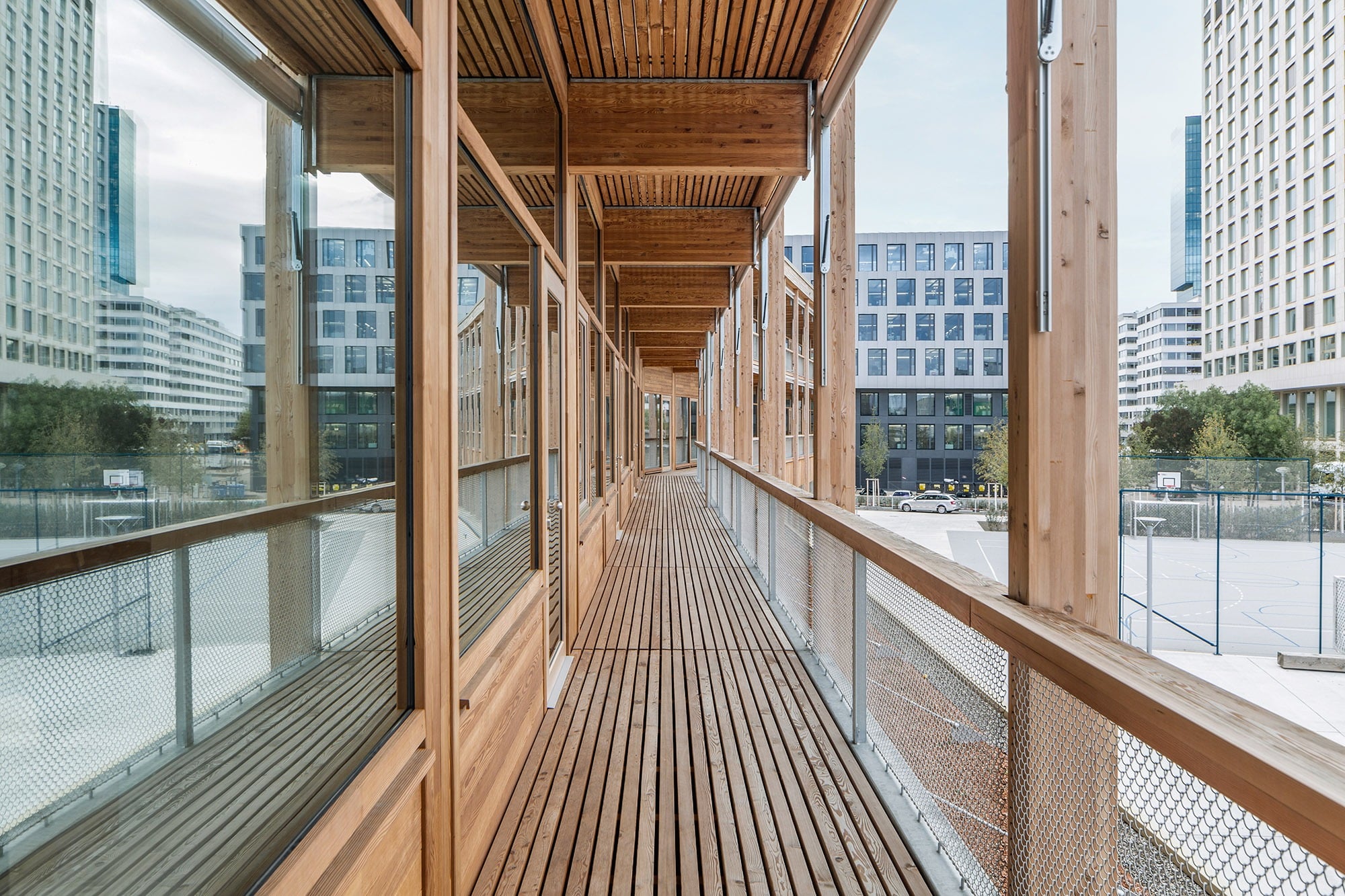 Die Pfosten-Riegel-Fassade aus Holz-Metall beim Schulhaus Pfingstweid steht für eine anspruchsvolle Ästhetik und Qualität.