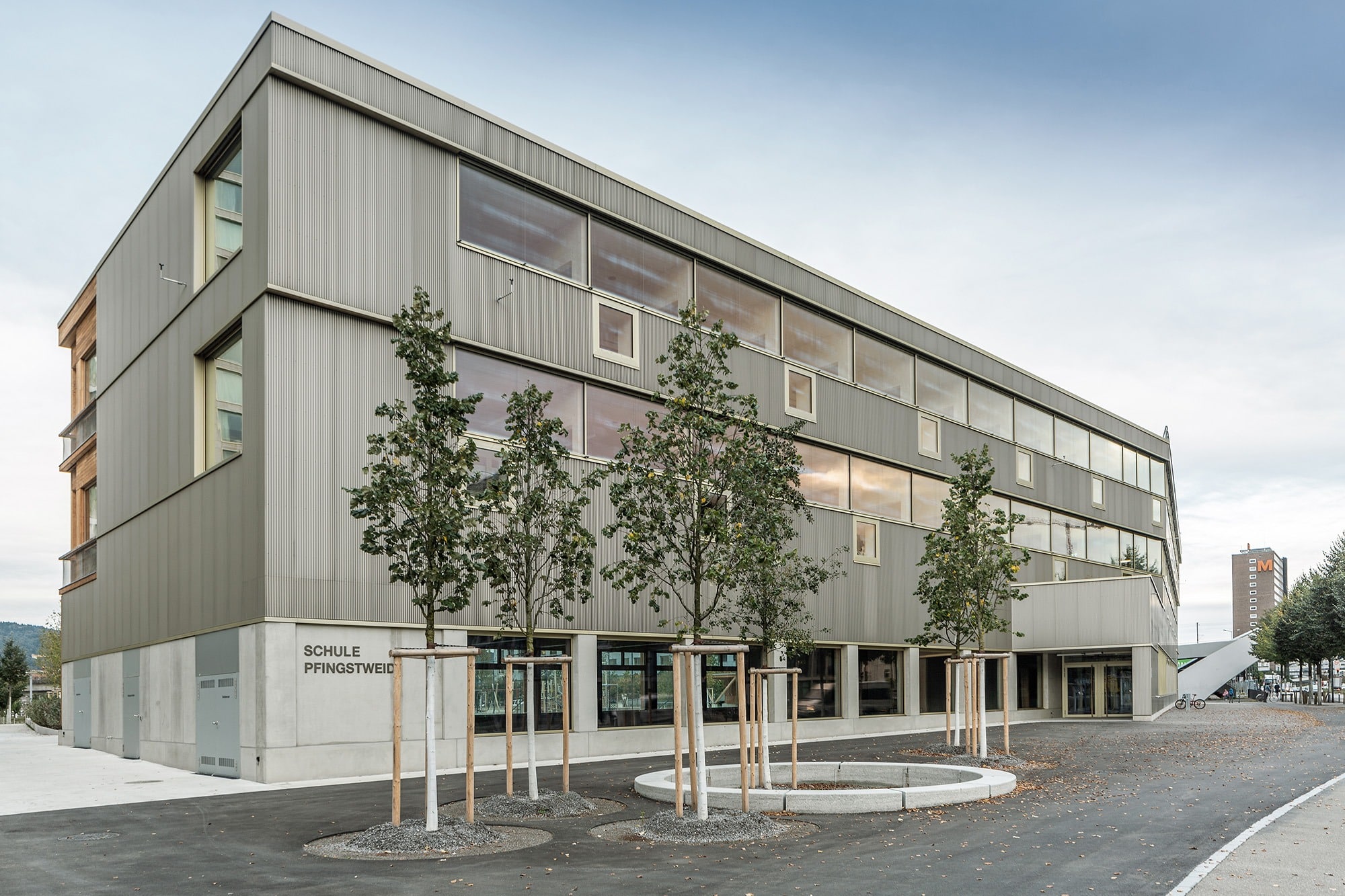 Aussenansicht von der Schulanlage Pfingstweid in Zürich