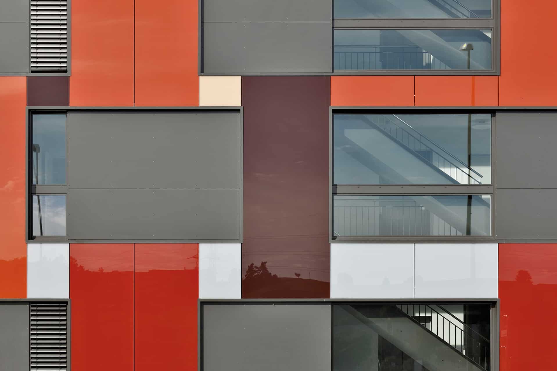 Detail der Fassade in der Wohnsiedlung Güterpark in Adliswil