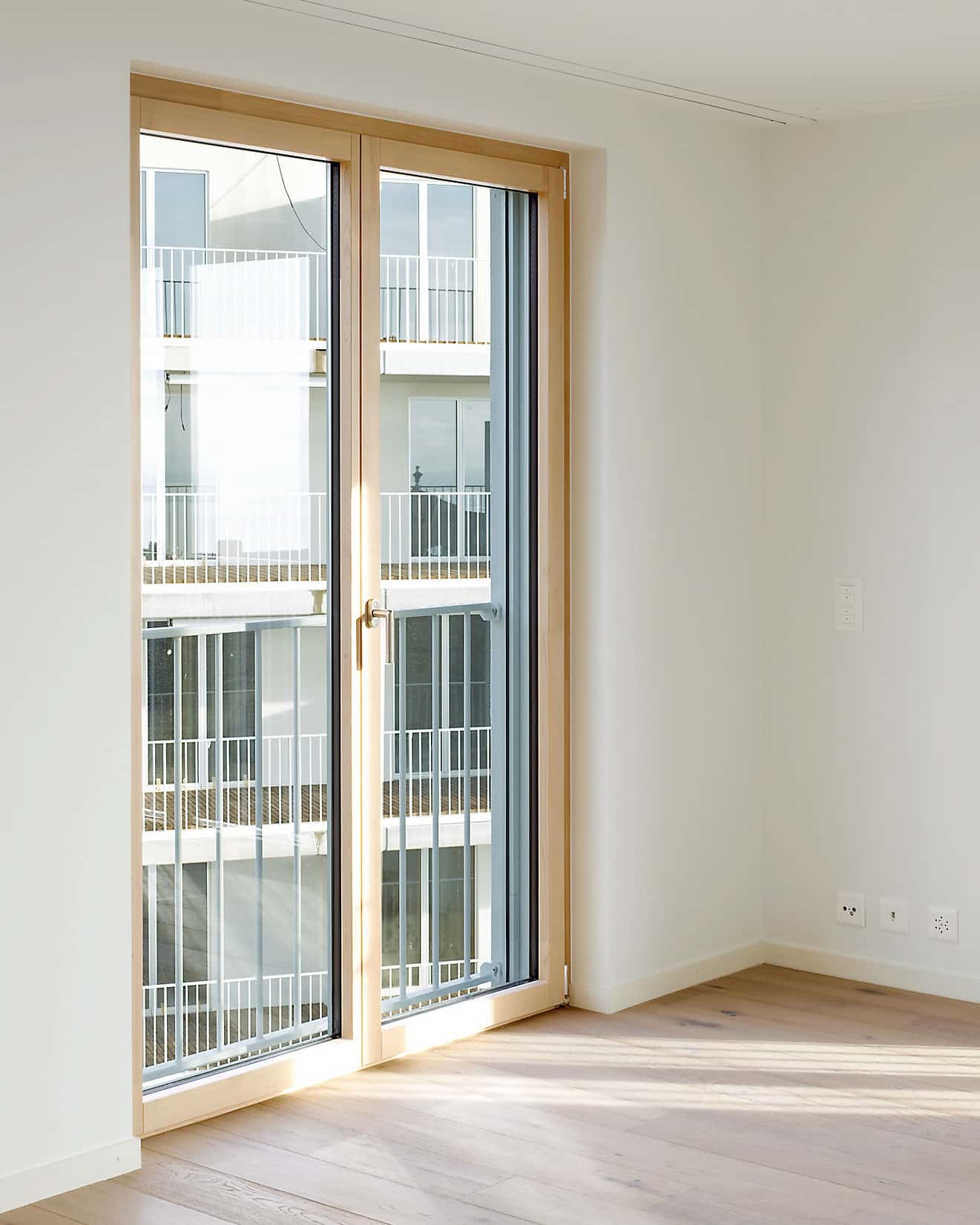 Wohnraum mit einem bodentiefen NF1-Fenster aus Holz-Metall