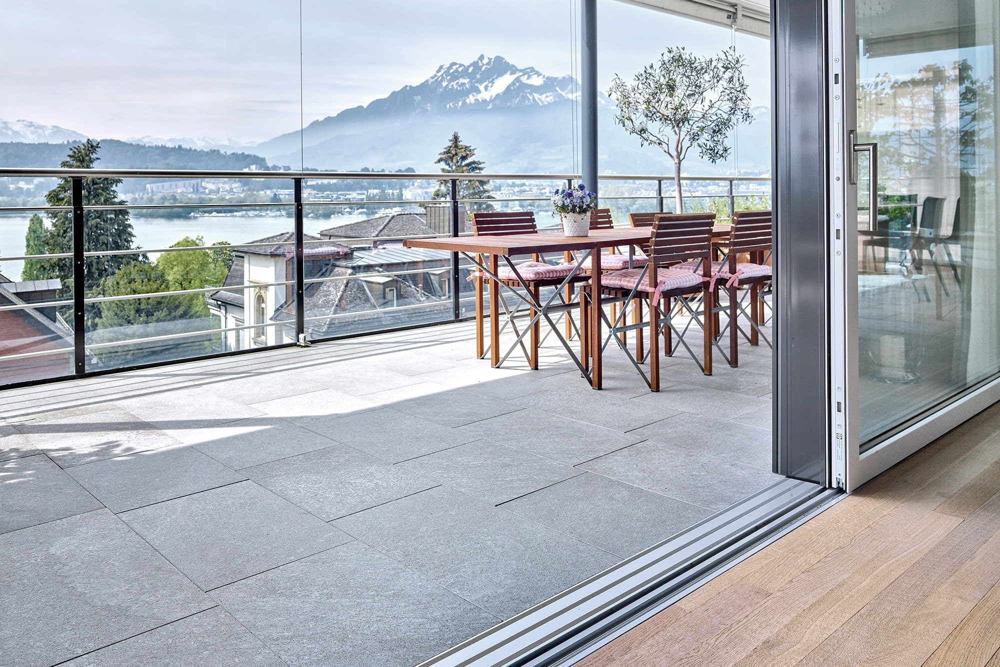 Eigentumswohnung mit Schiebetür mit Nullschwelle und Aussicht auf den See und Pilatus