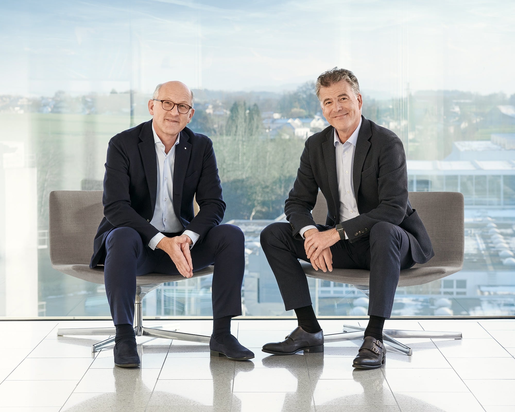 Otto und Mark Bachmann sitzen nebeneinander