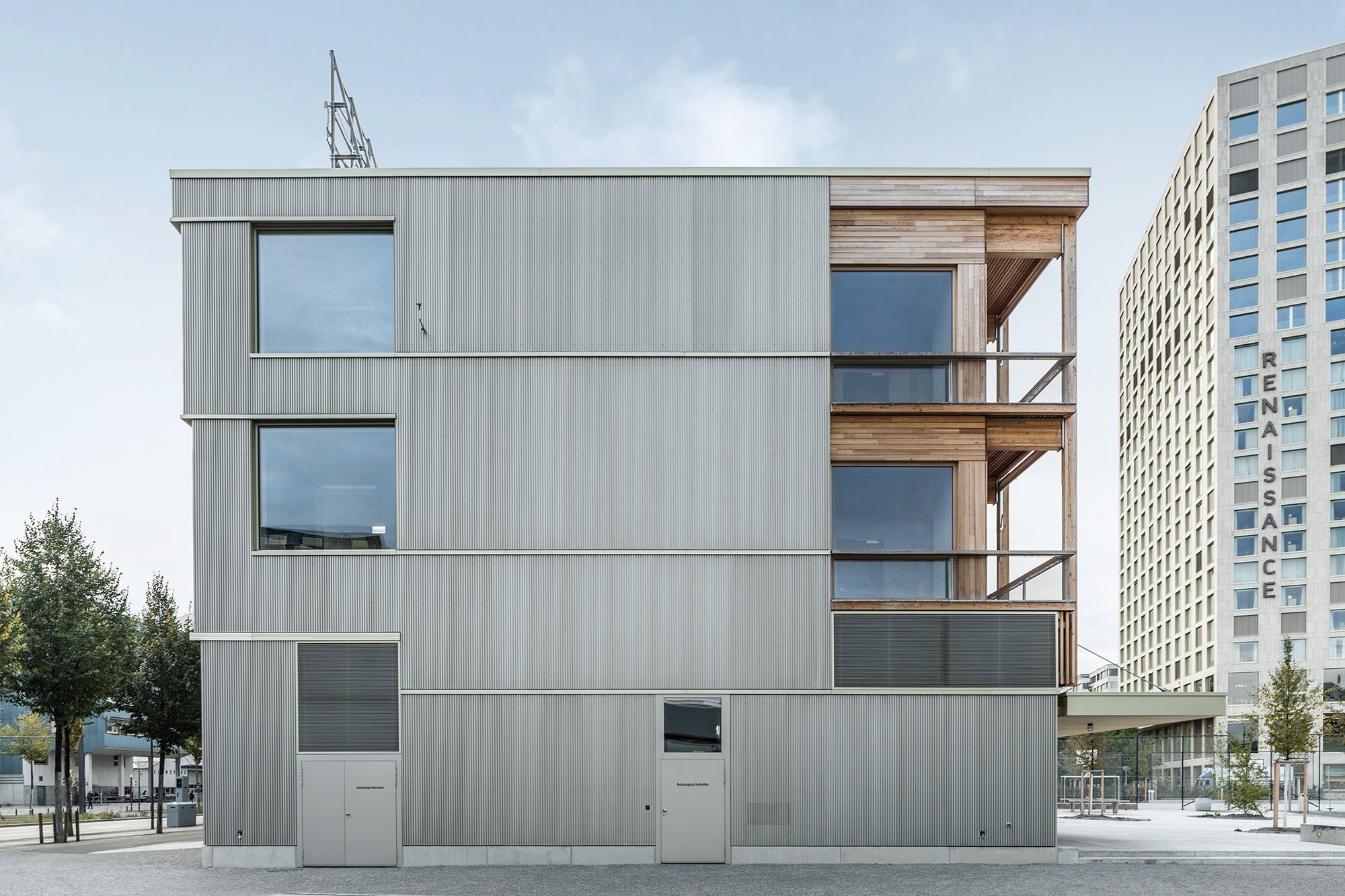 Fassade mit Neubaufenster von der Schulanlage Pfingstweid in Zürich
