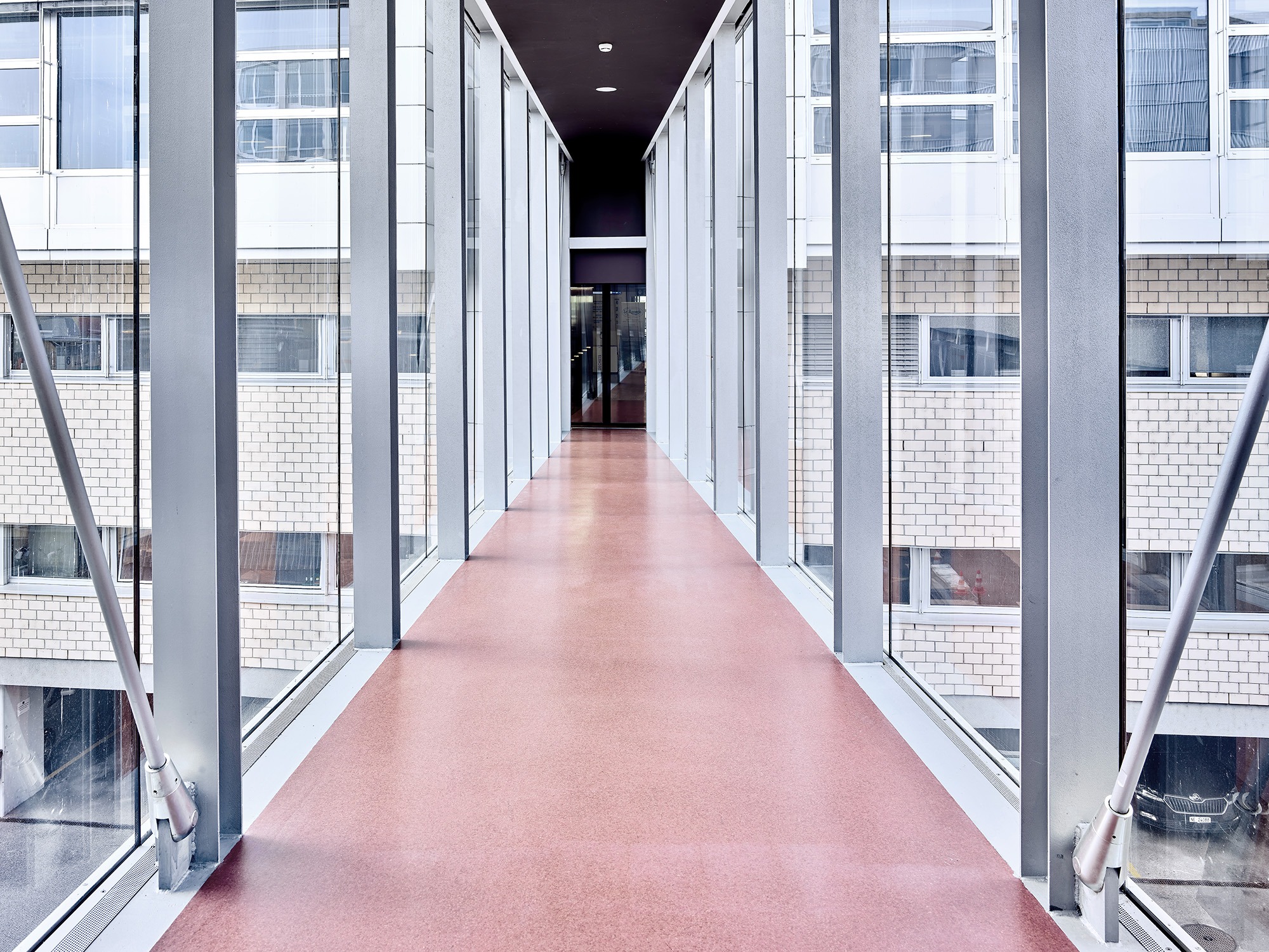 Passarelle mit grossen Glasfenster beim Centre Professionnel du Littoral, Neuchâtel