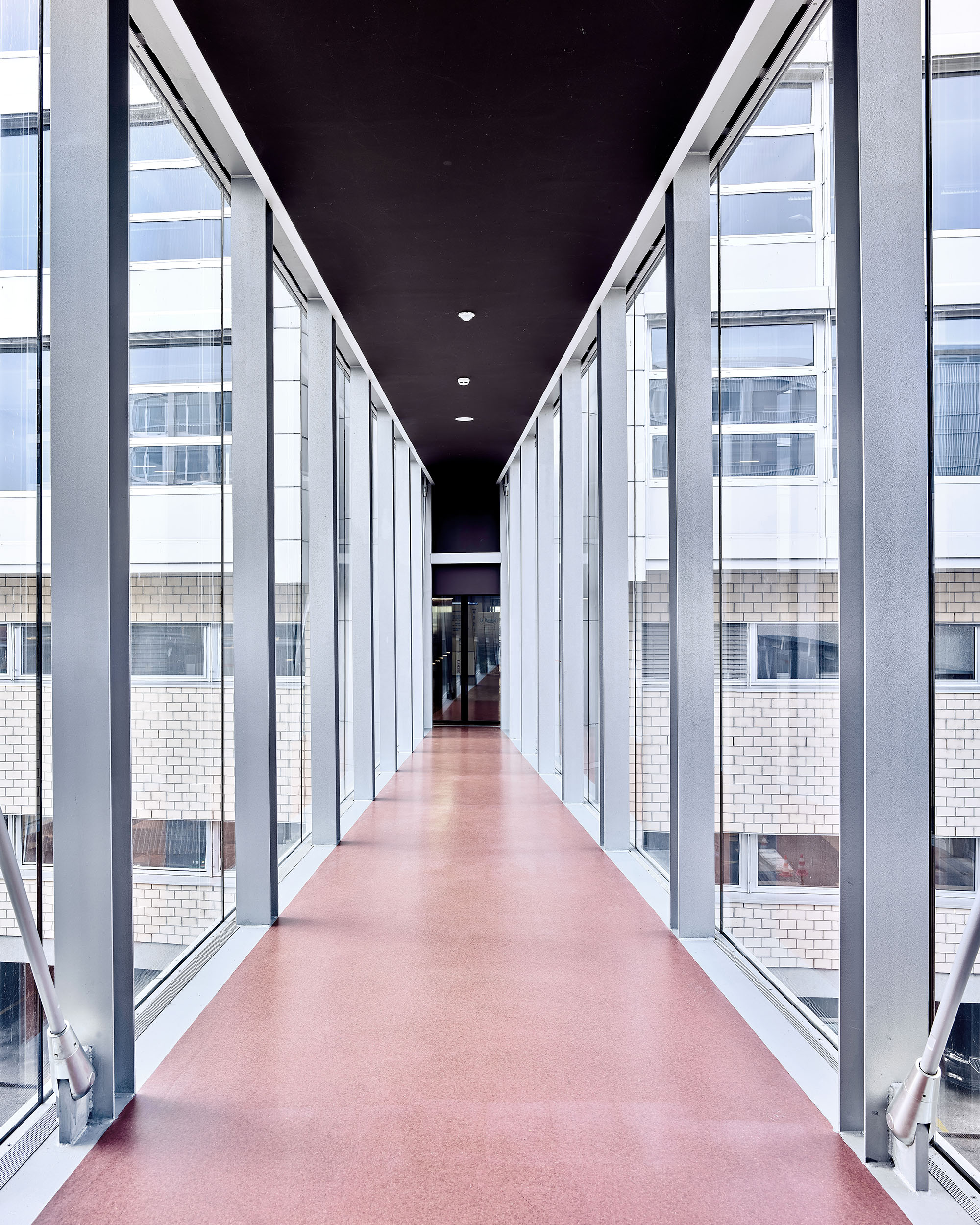 Passarelle mit grossen Glasfronten im CPLN in Lausanne