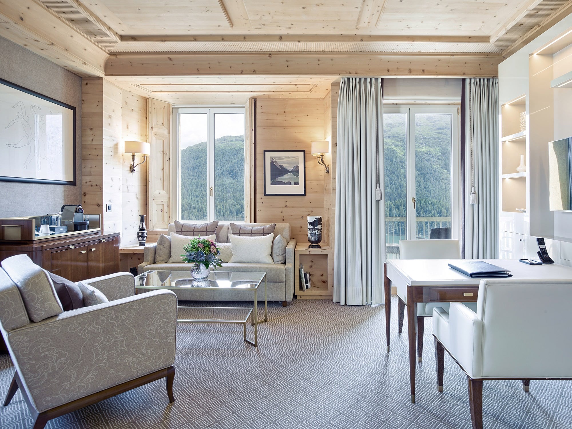 Kulm Hotel in St. Moritz: Hotelzimmer mit Holz-Metall Fenster und Sofa