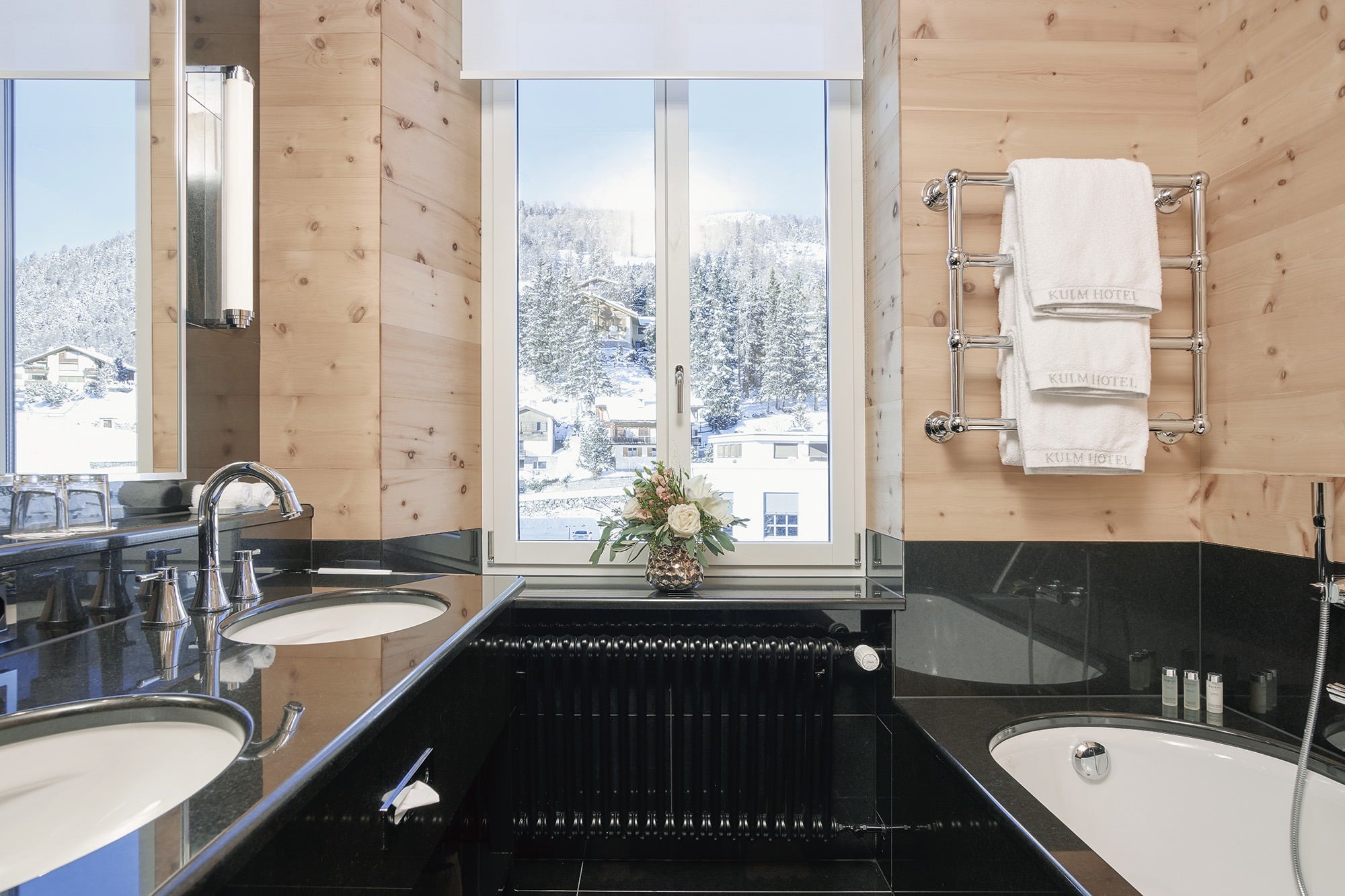 Badzimmer mit Holz-Metall Fenster