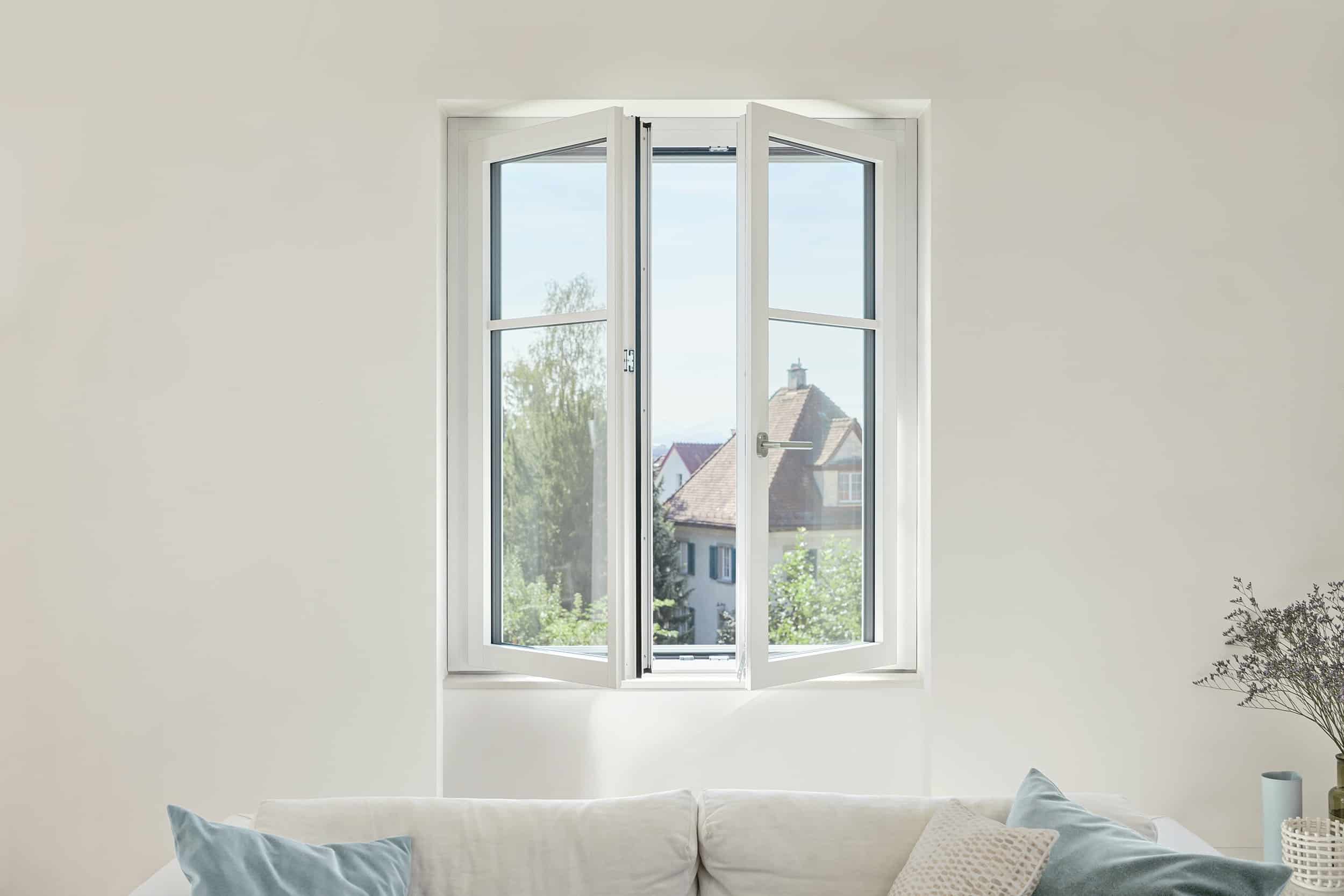 Offenes Renovationsfenster RF1 mit weissem Holzrahmen