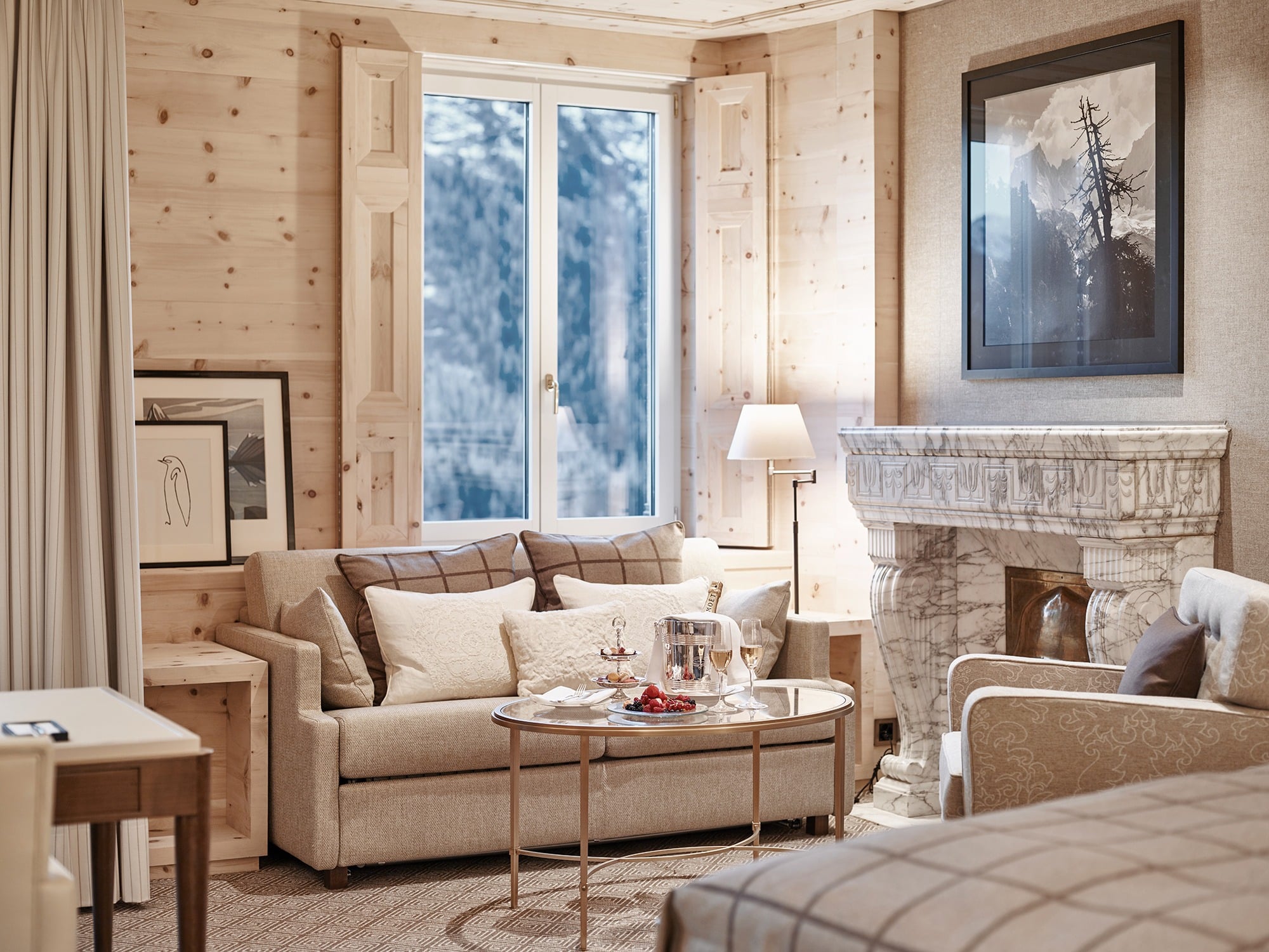 Kulm Hotel in St. Moritz: Hotelzimmer Holz-Metall Fenster und Sofa