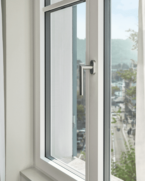 Renovationsfenster RF1 mit Aussicht auf einer frequentierte Strasse