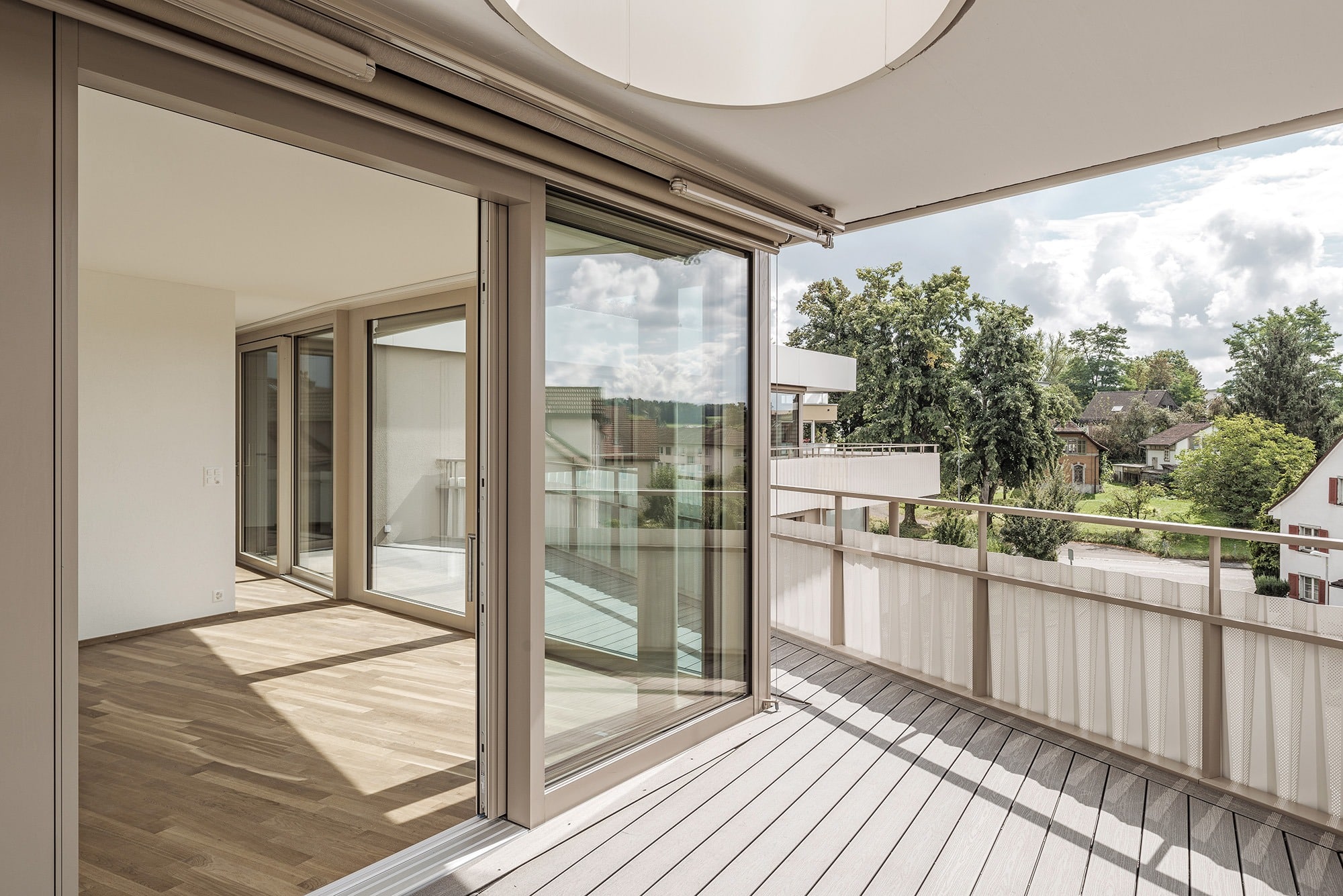 Référence central park wetzikon, Portes coulissantes, salle de séjour avec terrasse