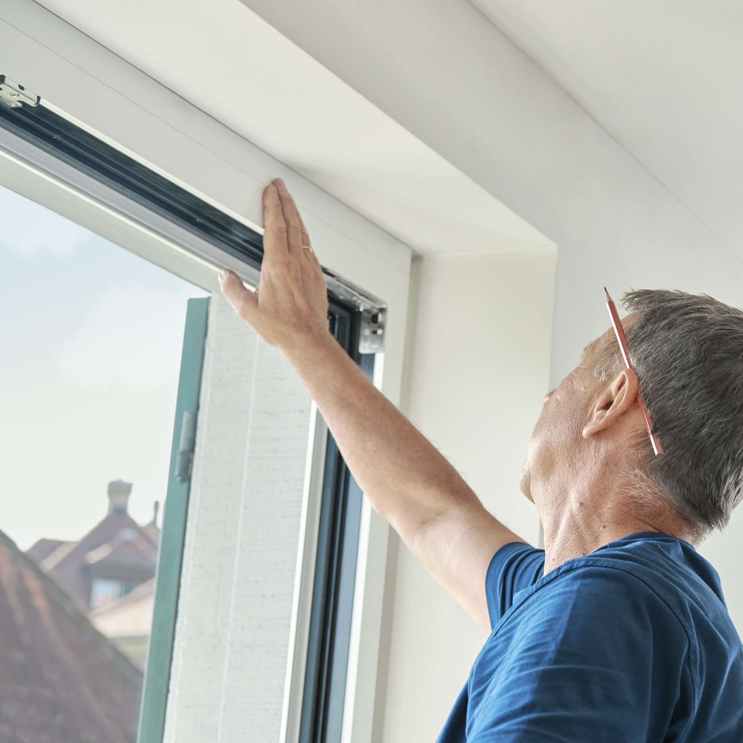 Der Schweizer Experte für Fenster und Fassaden: Servicemonteur überprüft den Fensteranschluss