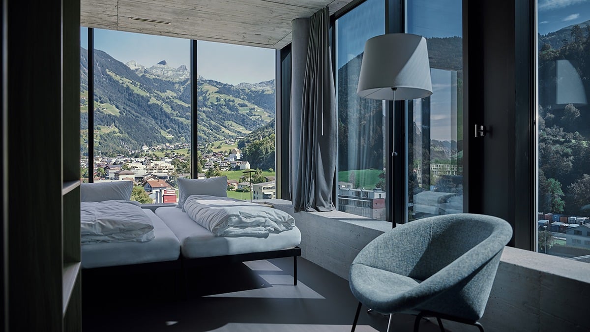 Siscampus Schattdorf Hotelzimmer innenansicht mit Aussicht auf die Berge