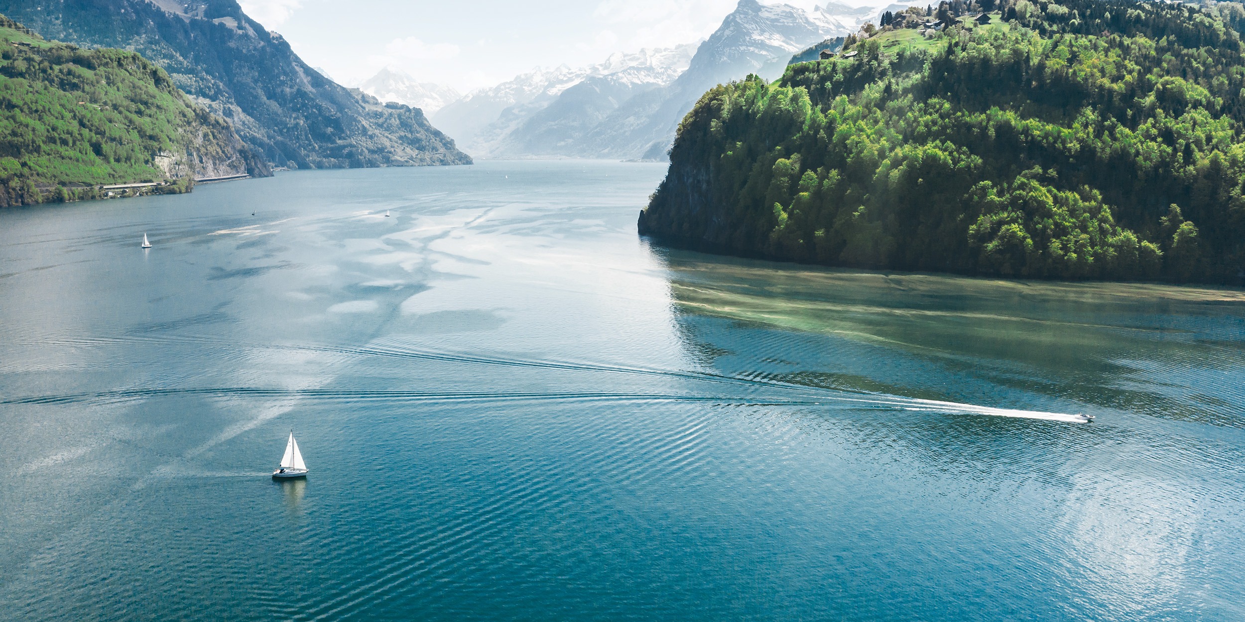 Landschaft mit Segelboot, See und Wald