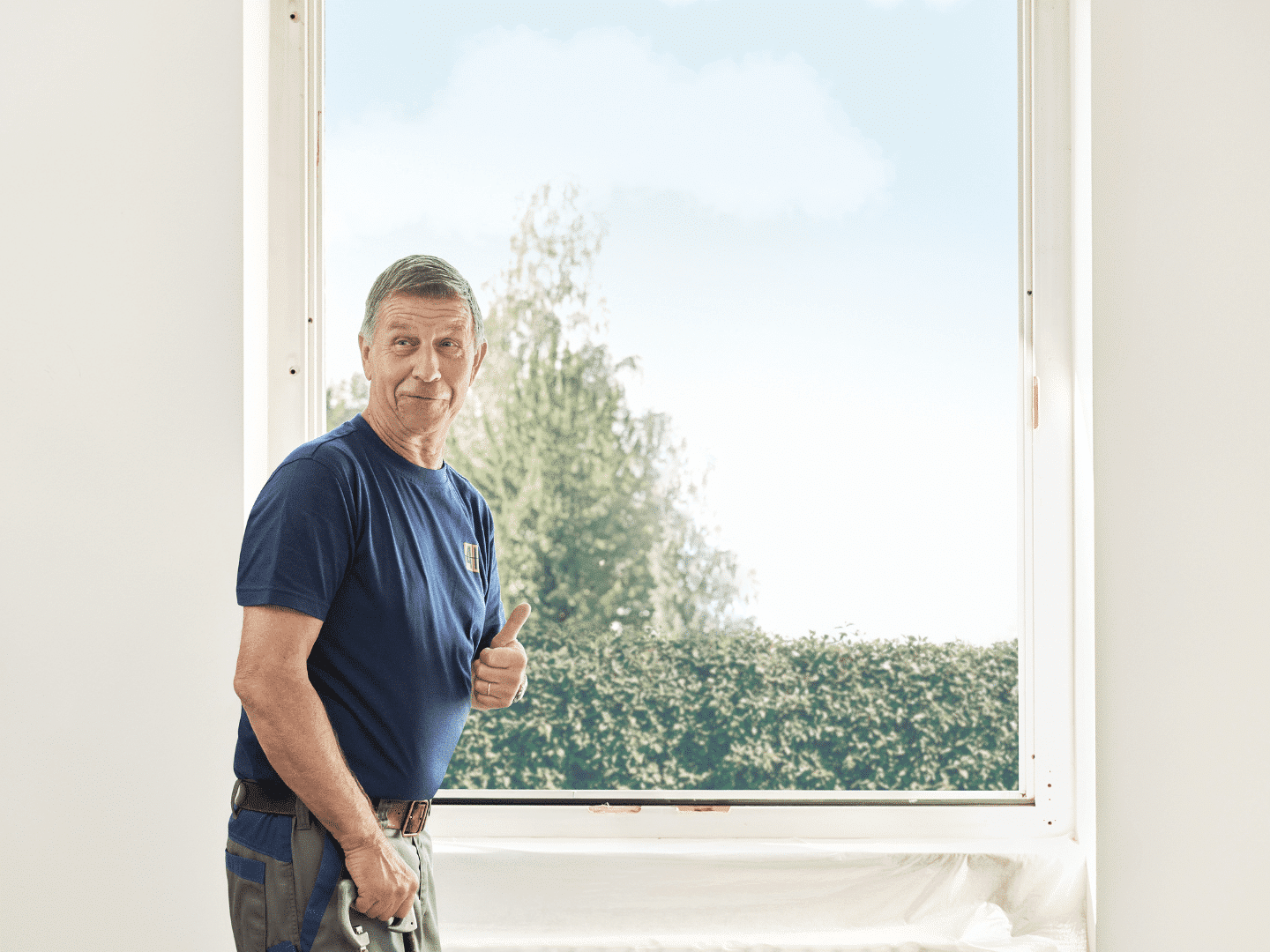 Monteur bereitet das Fenster für die Renovation vor