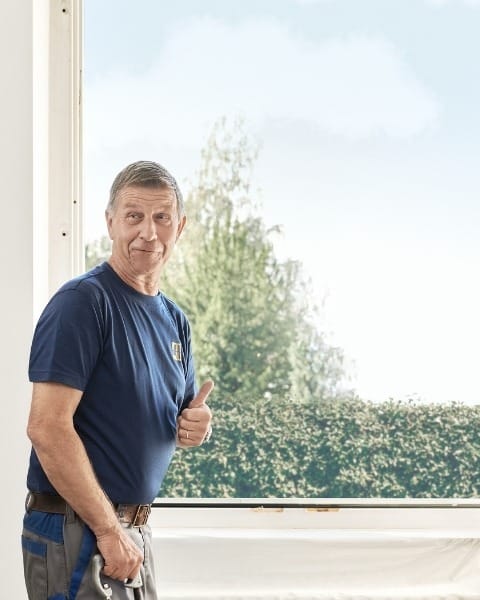 Monteur bereitet das Fenster für die Renovation vor