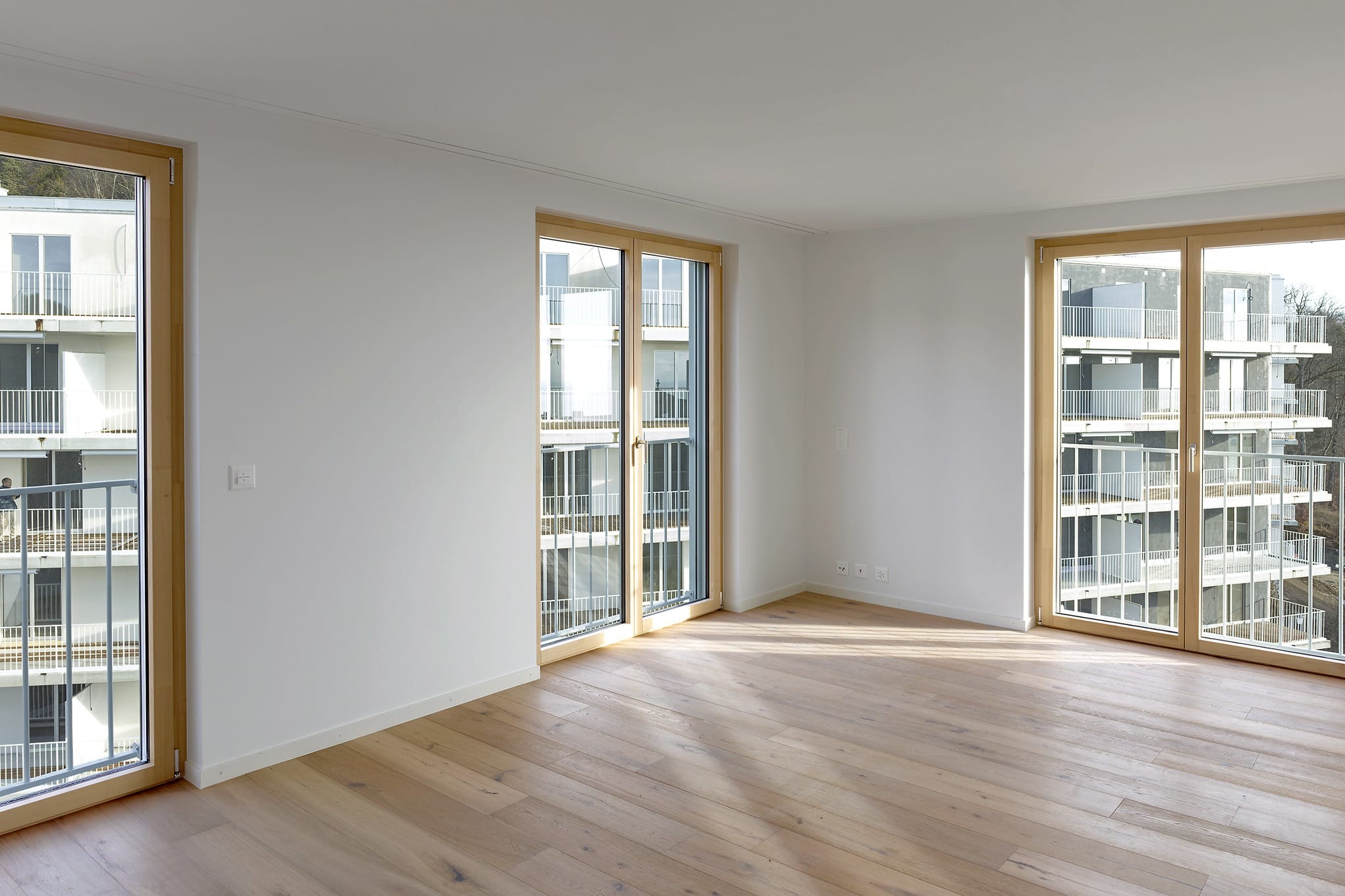 Fensterrenovation: Lichtdurchflutetes Wohnzimmer mit bodentiefen Fenstern