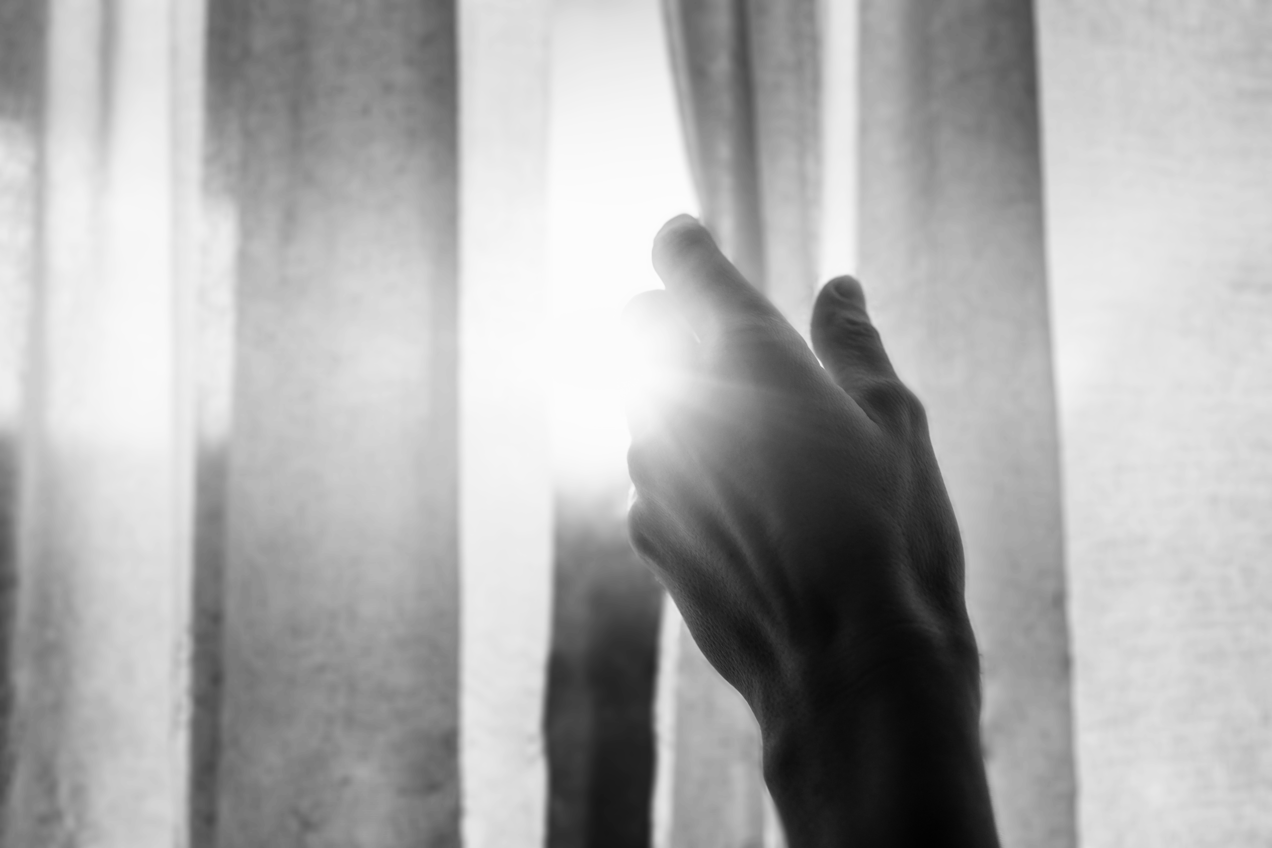 Hand, Sonnenilcht und Vorhang
