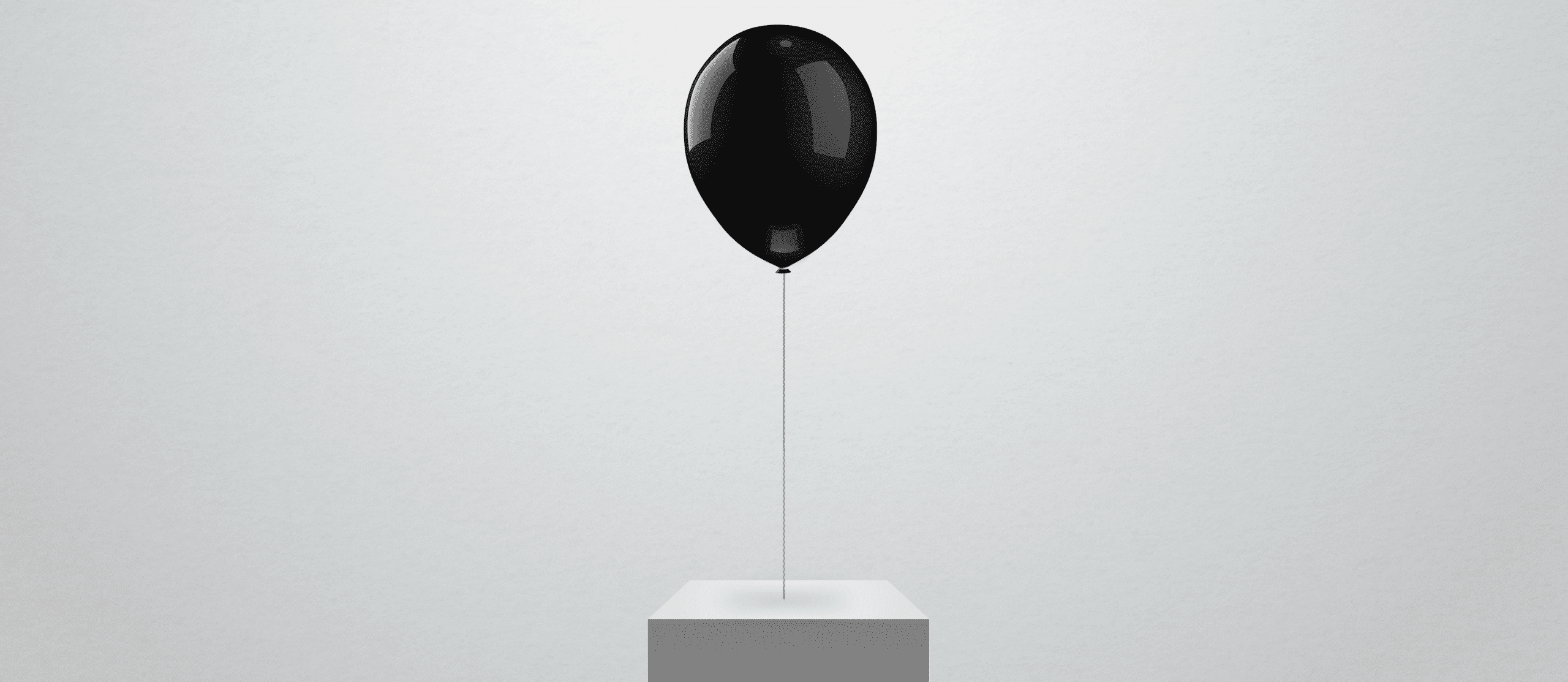 Ballon auf Möbel und grauem Hintergrund