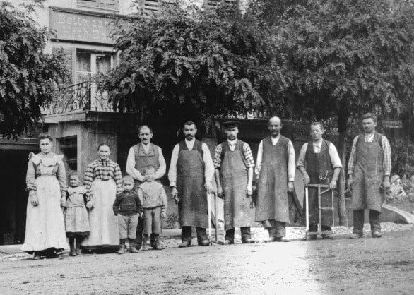 1. und 2. Generation der Familie Bachmann vor der gleichnamigen Schreinerei in Hochdorf, 1896