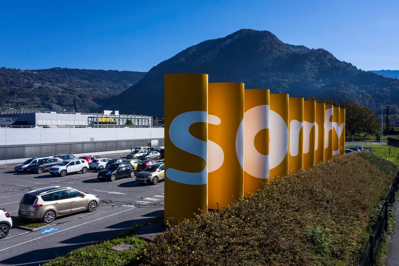 Partnerschaft 4B und Somfy: Seitliche Drohnenaufnahme von der Produktionsstätte Somfy