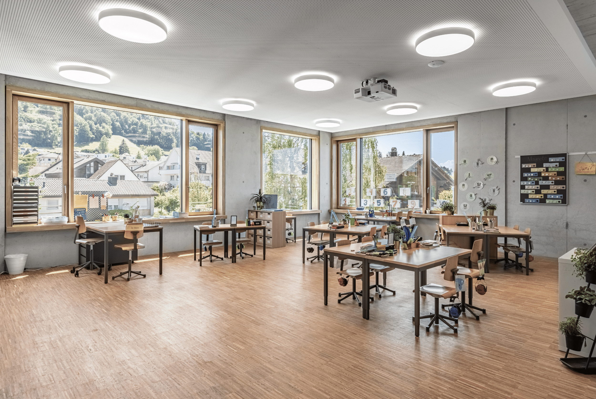 Innenansicht vom Schulzimmer im neu gebauten Teil des Schulhauses