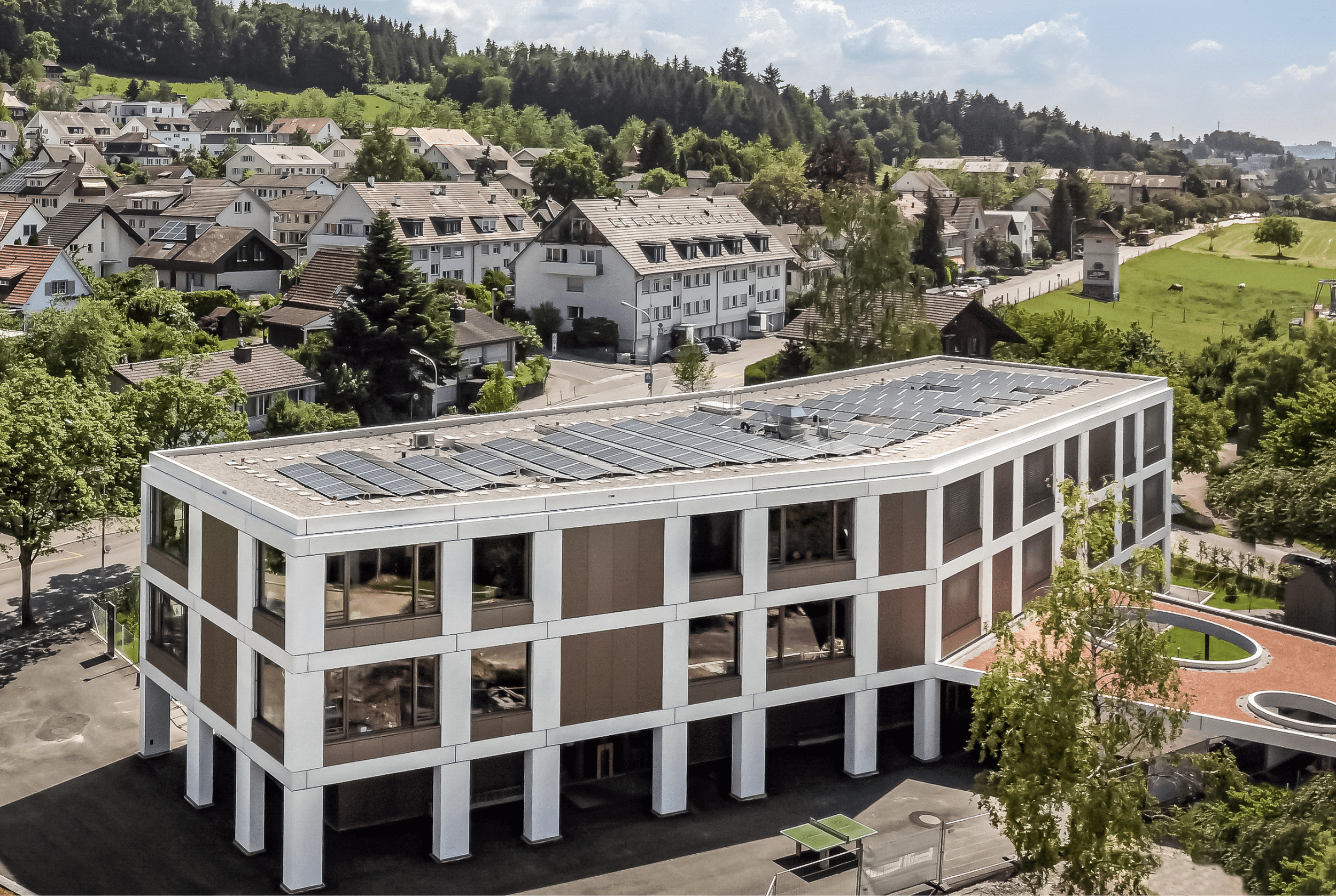 Komplette Aussenansicht des Schulhauses Spiegel in Köniz