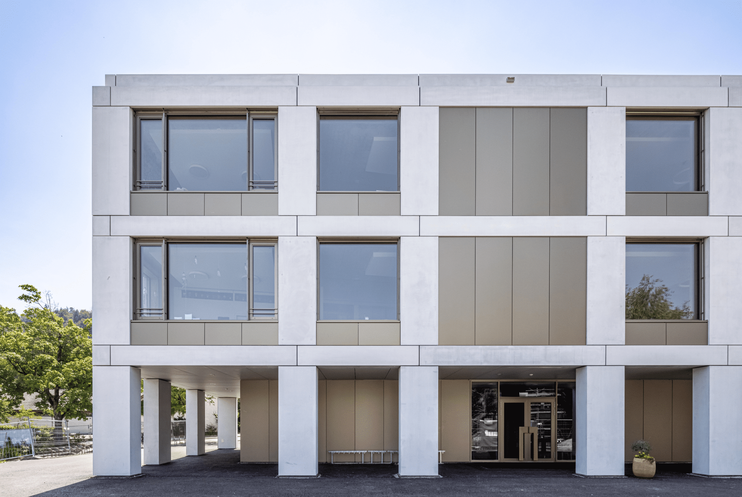 Aussenansicht der Fassade vom markanten Neubau des Schulhaus Spiegel