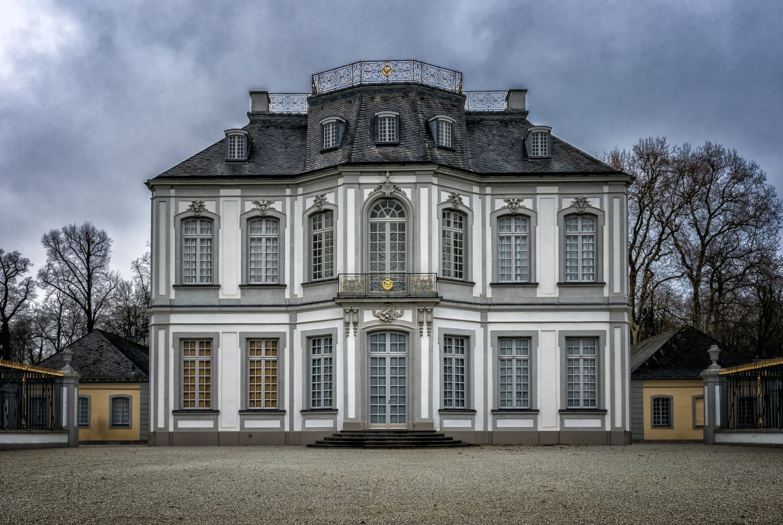 Gotik und Renaissance Gebäude mit Fenster 1