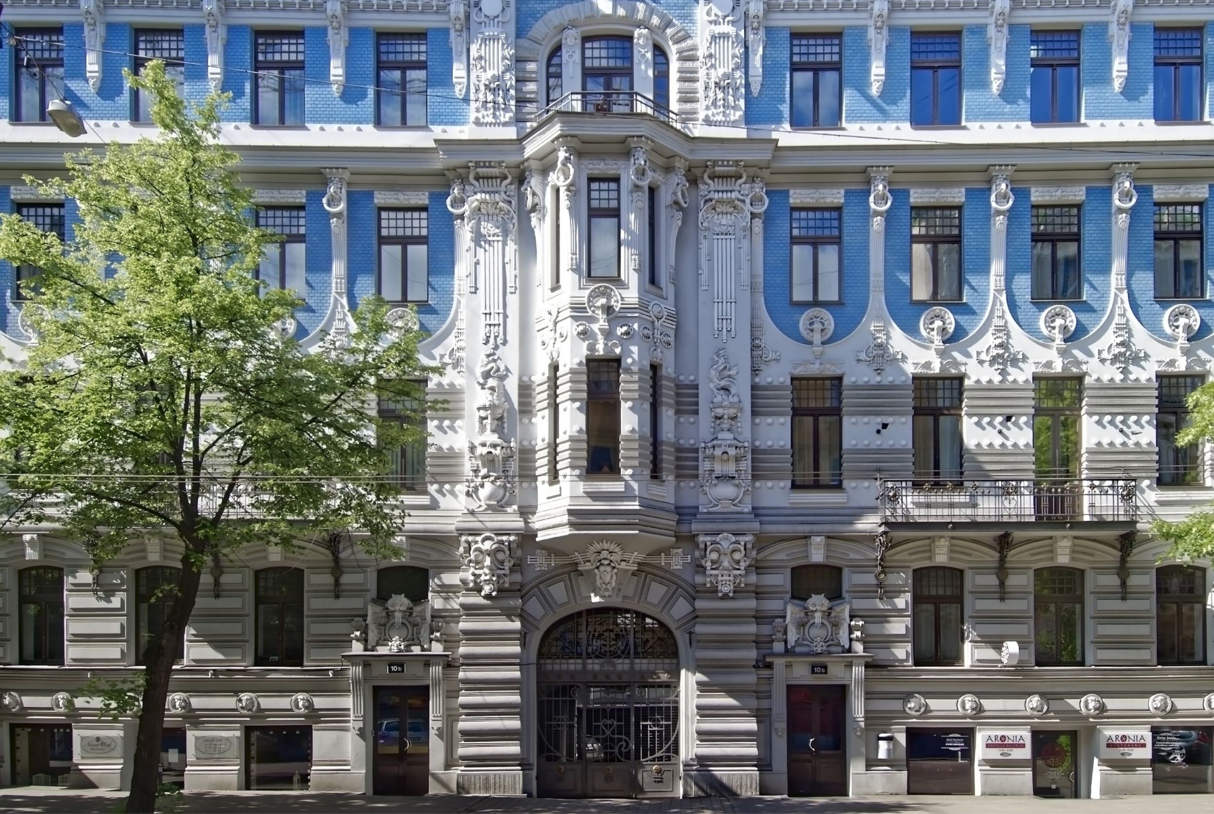 Fenster eines Gebäudes im Jugendstil mit blauem Anstrich