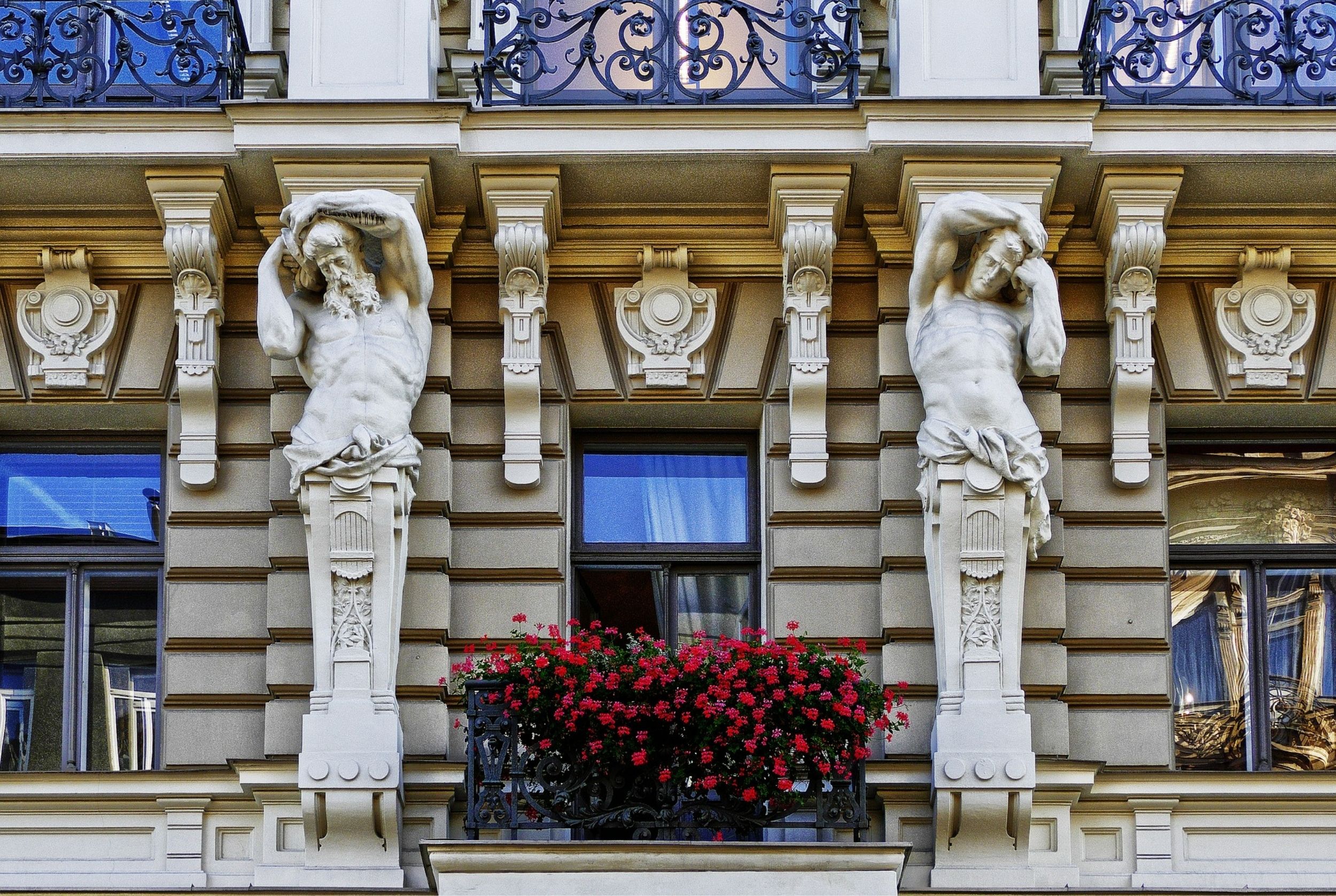Fenster eines Gebäudes im Jugendstil mit Dekor