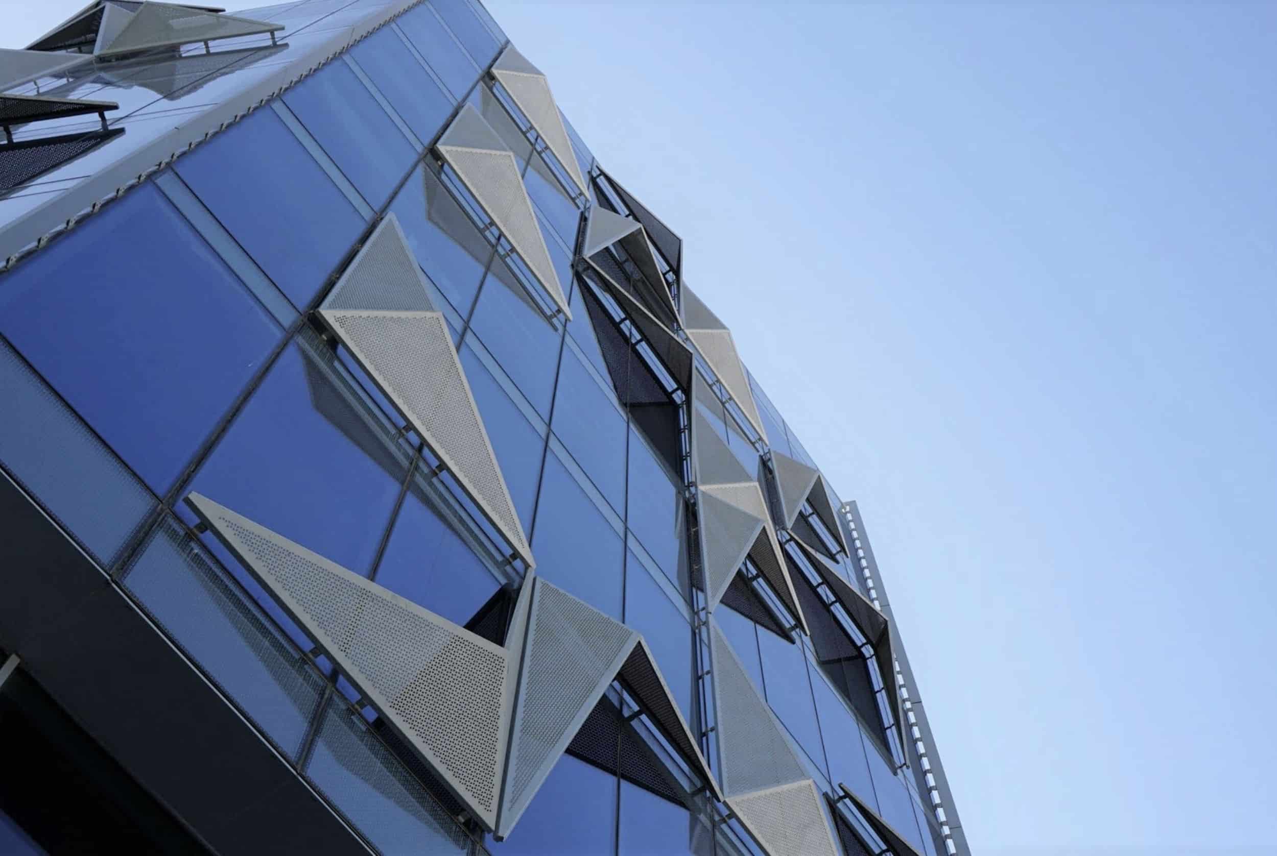 Moderne Fenster von Aussen bei einem futuristischen Gebäude