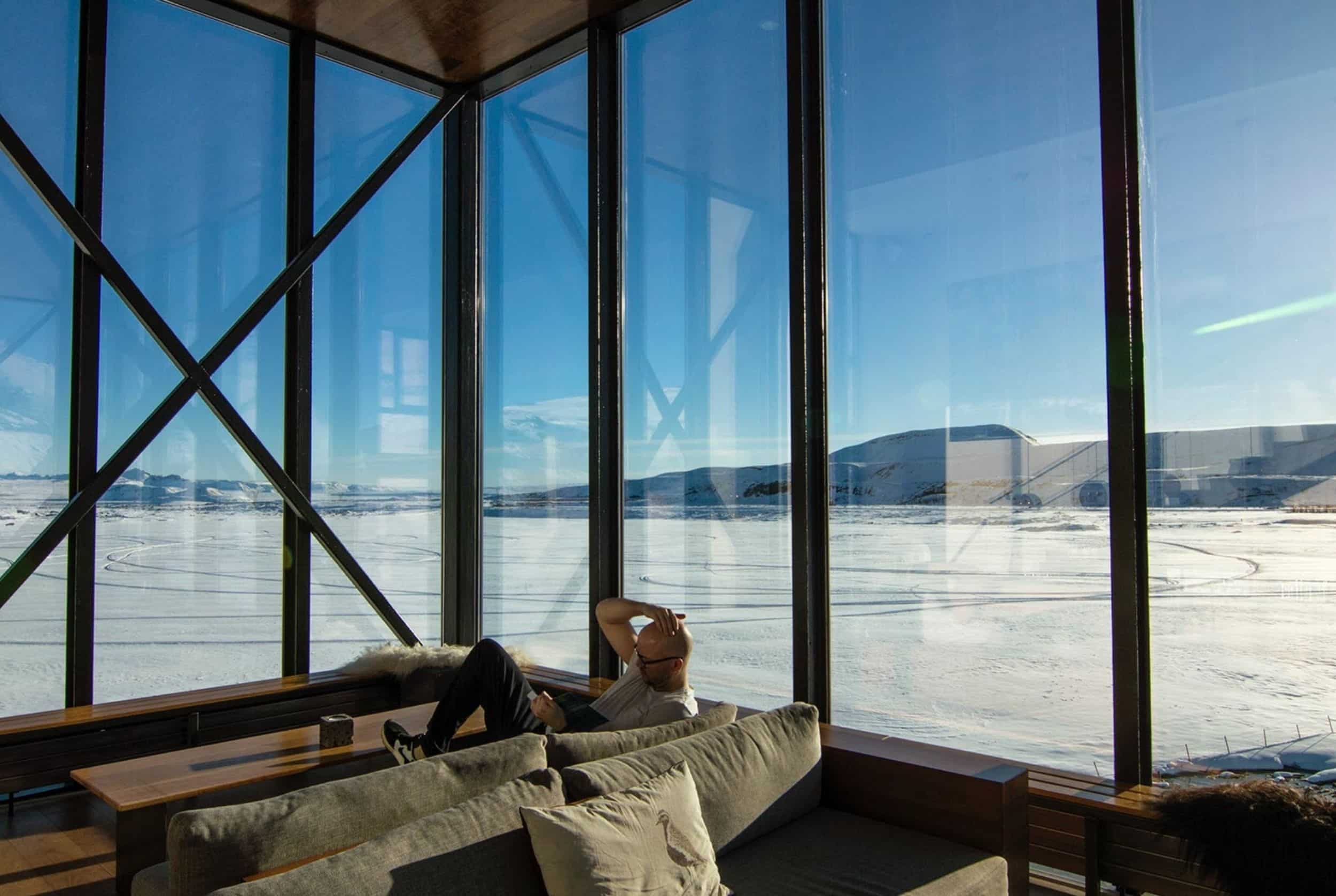 Moderne Fenster von Innen mit Aussicht auf Schneefläche
