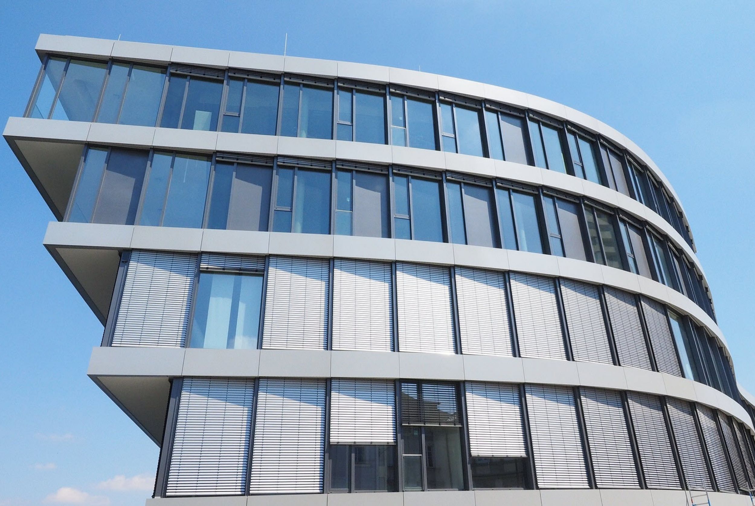 Moderne Fenster von Aussen in einem futuristischen Gebäude