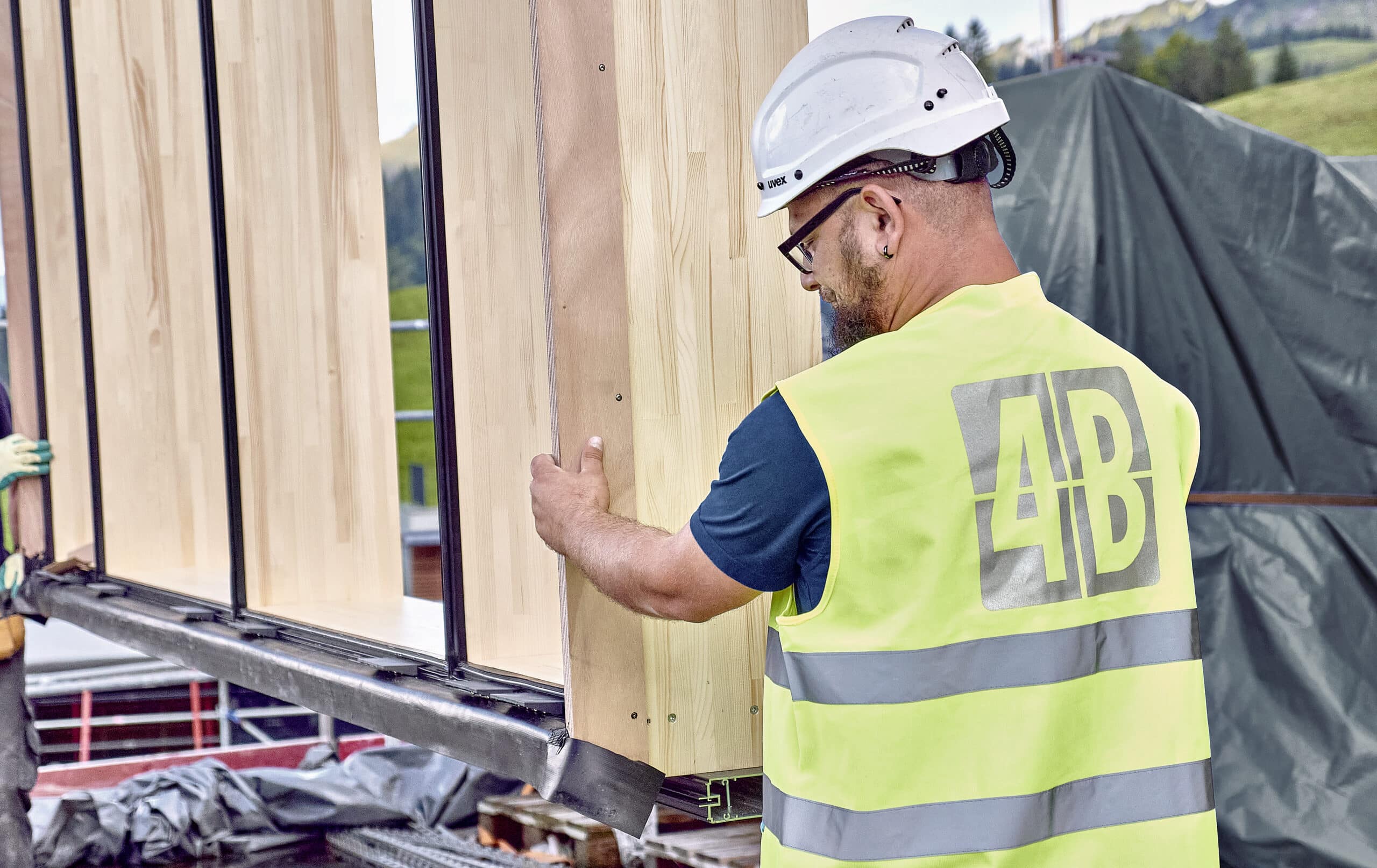 Monteure fügen die einzelnen Teile zusammen