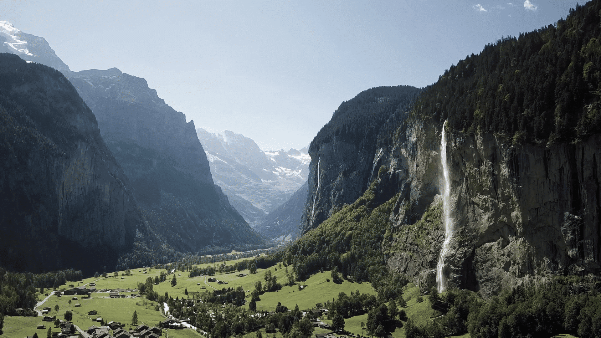 Bildschirmausschnitt von einem Tal aus dem Image-Video von 4B