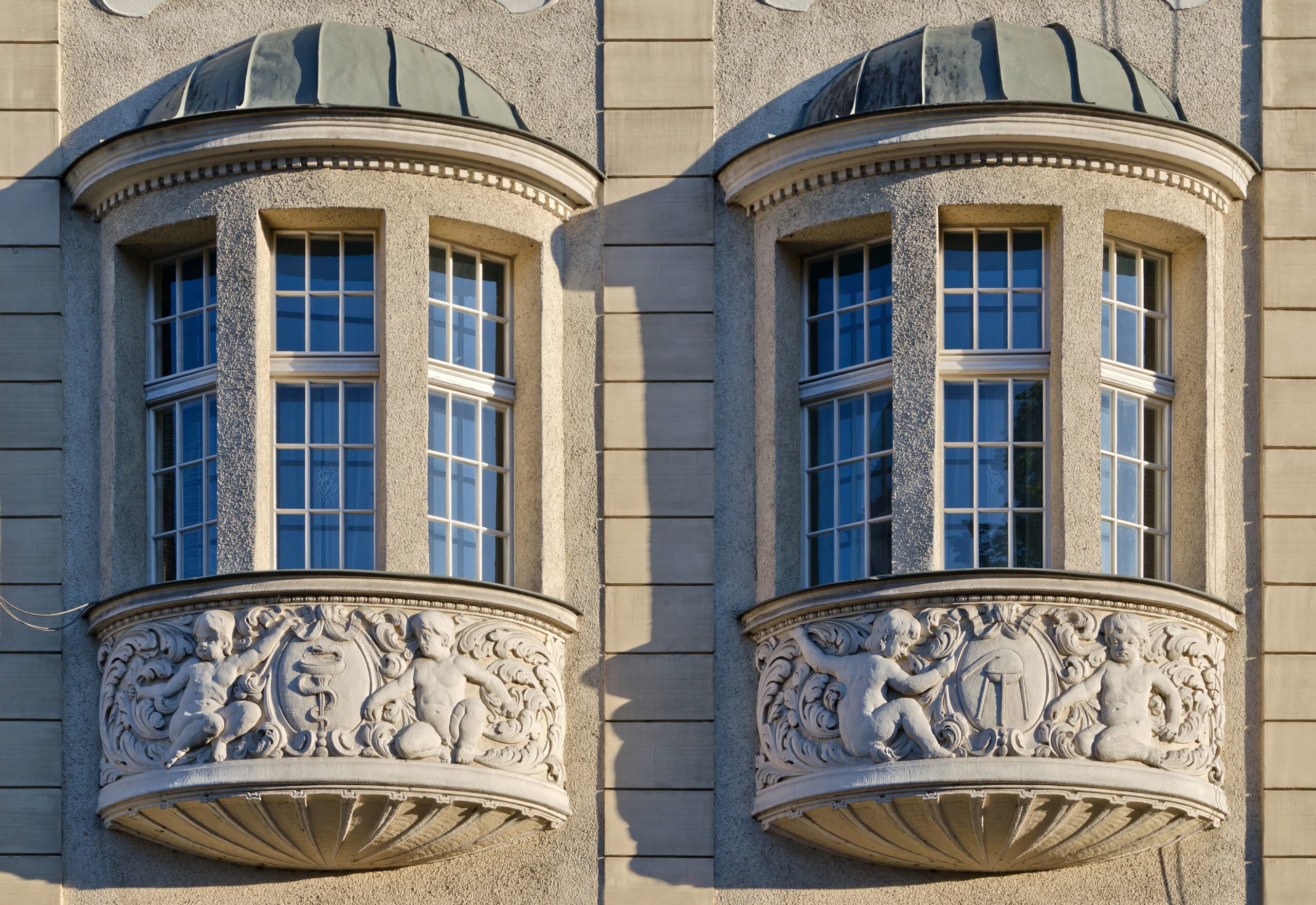 Das Fenster im Wandel der Zeit: Historisches Gebäude von Kłodzko Chrobrego