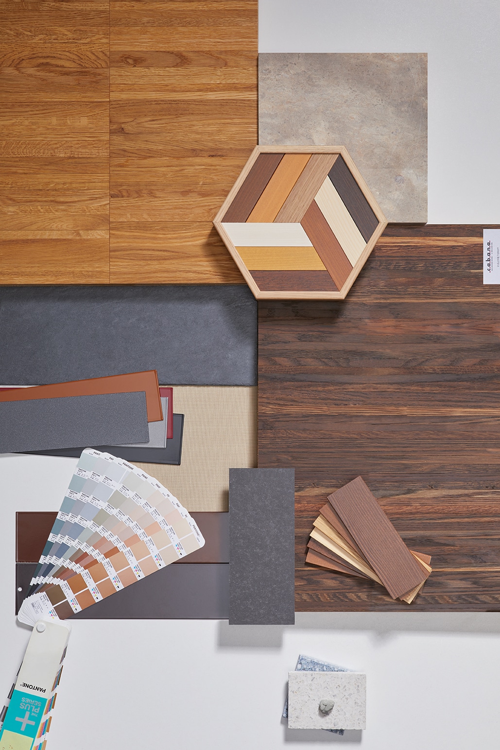 Unterschiedliche Design-Varianten für Holz-Metall