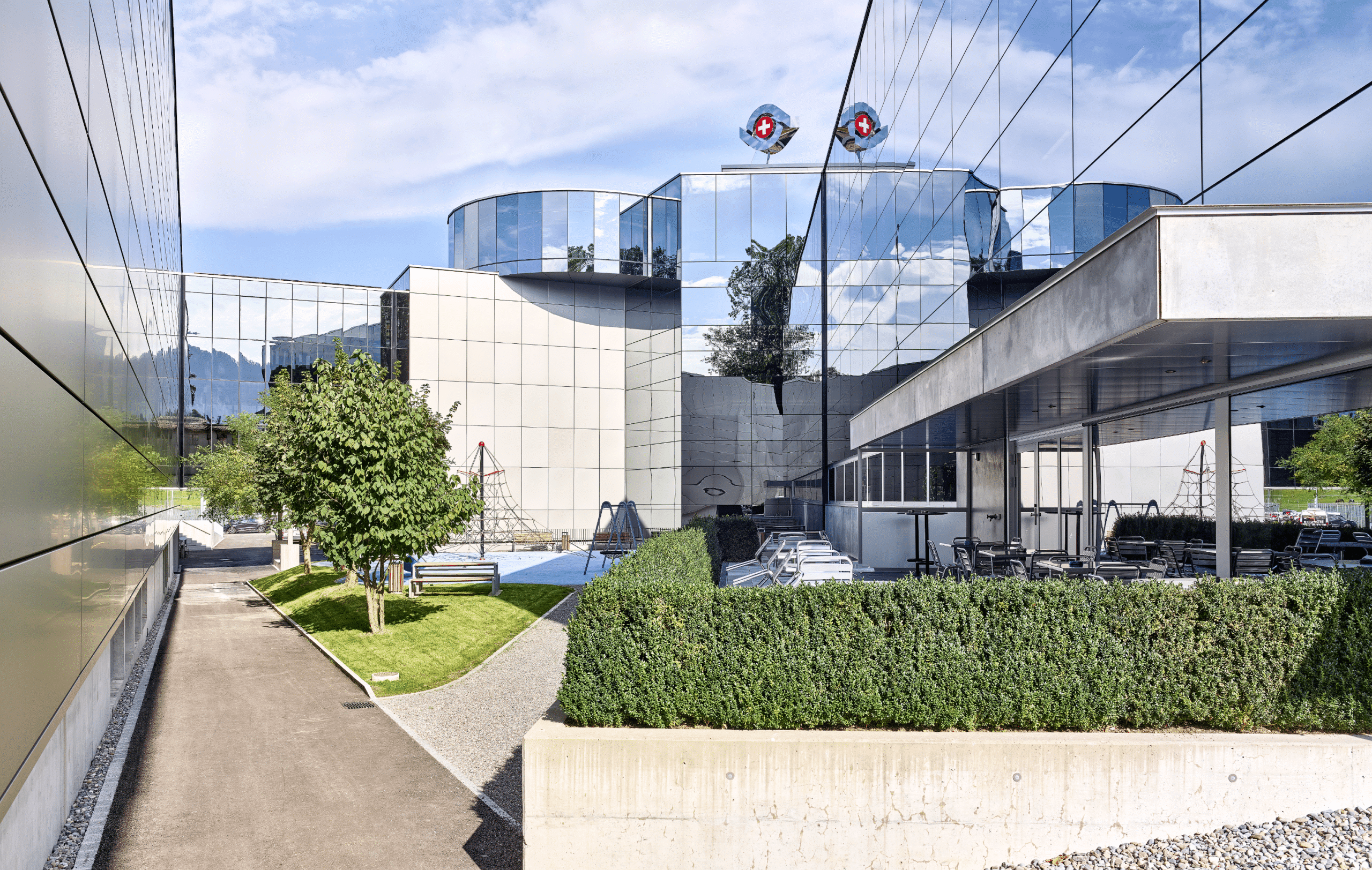 Das Shuttle-Lager mit seiner Blechfassade und der neu erstellten Passarelle