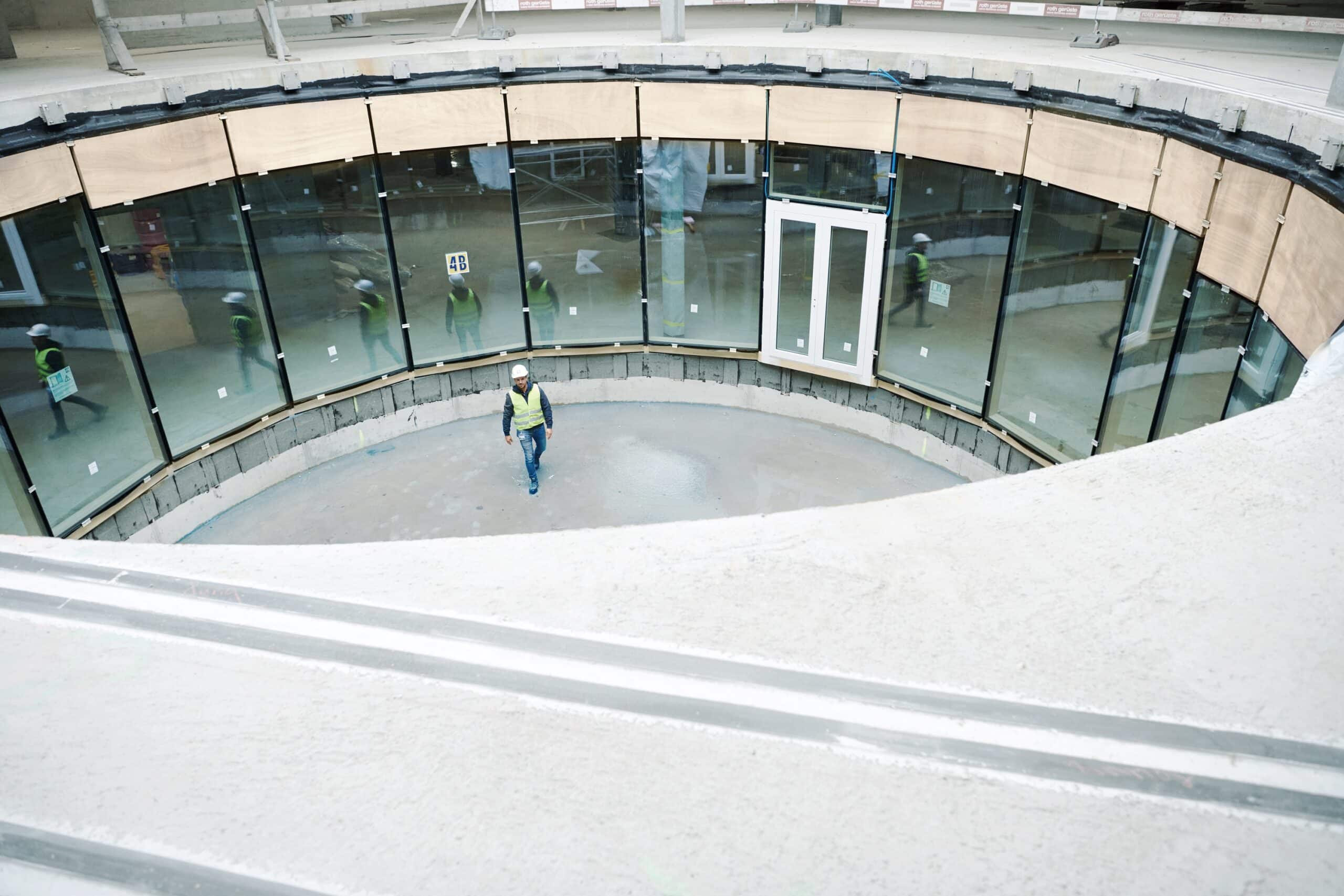 Innenhof des neuen Kinderspitals in Zürich im Rohbau, aber mit Fenstern