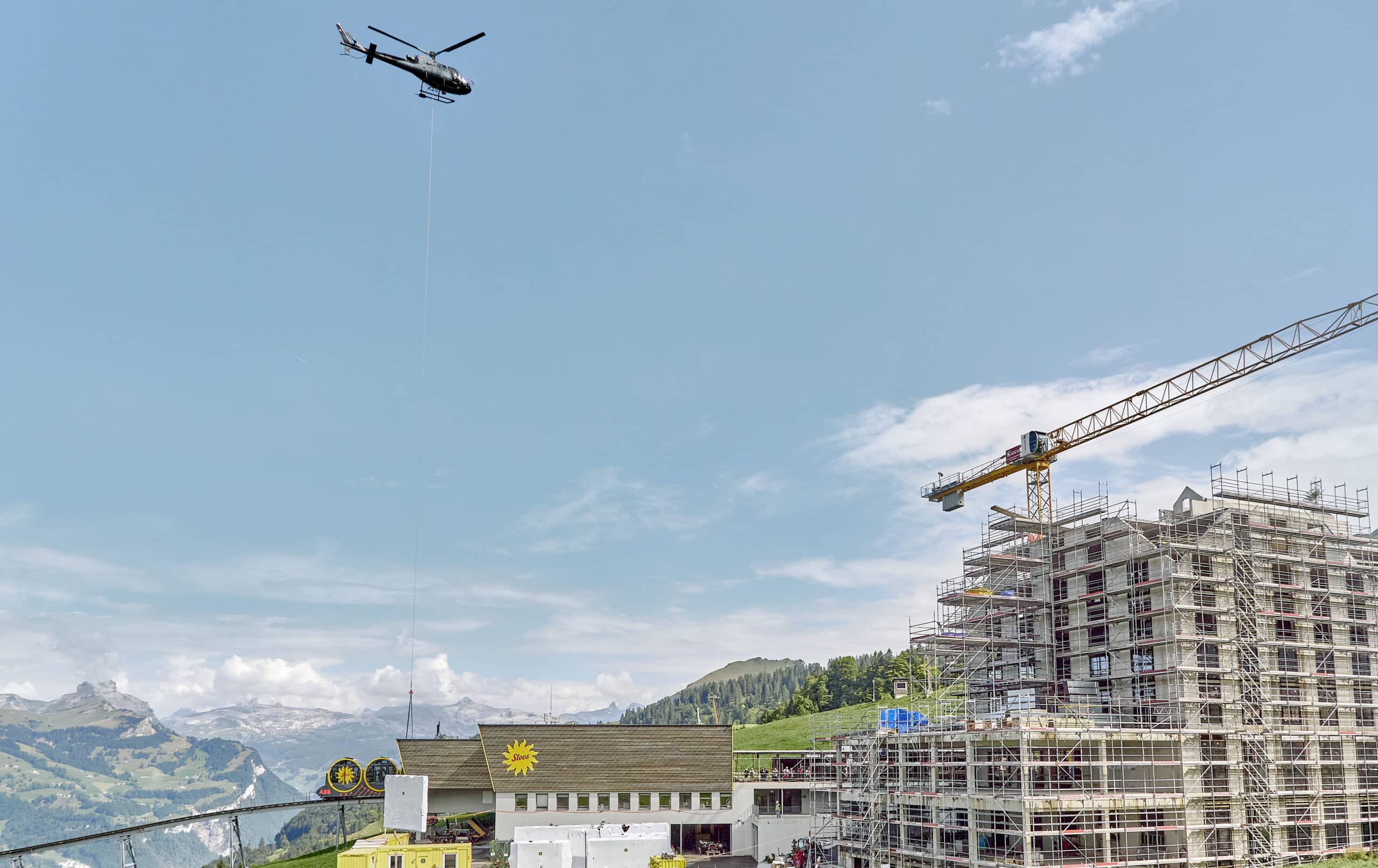 Anlieferung der vorgefertigten Profile per Helikopter