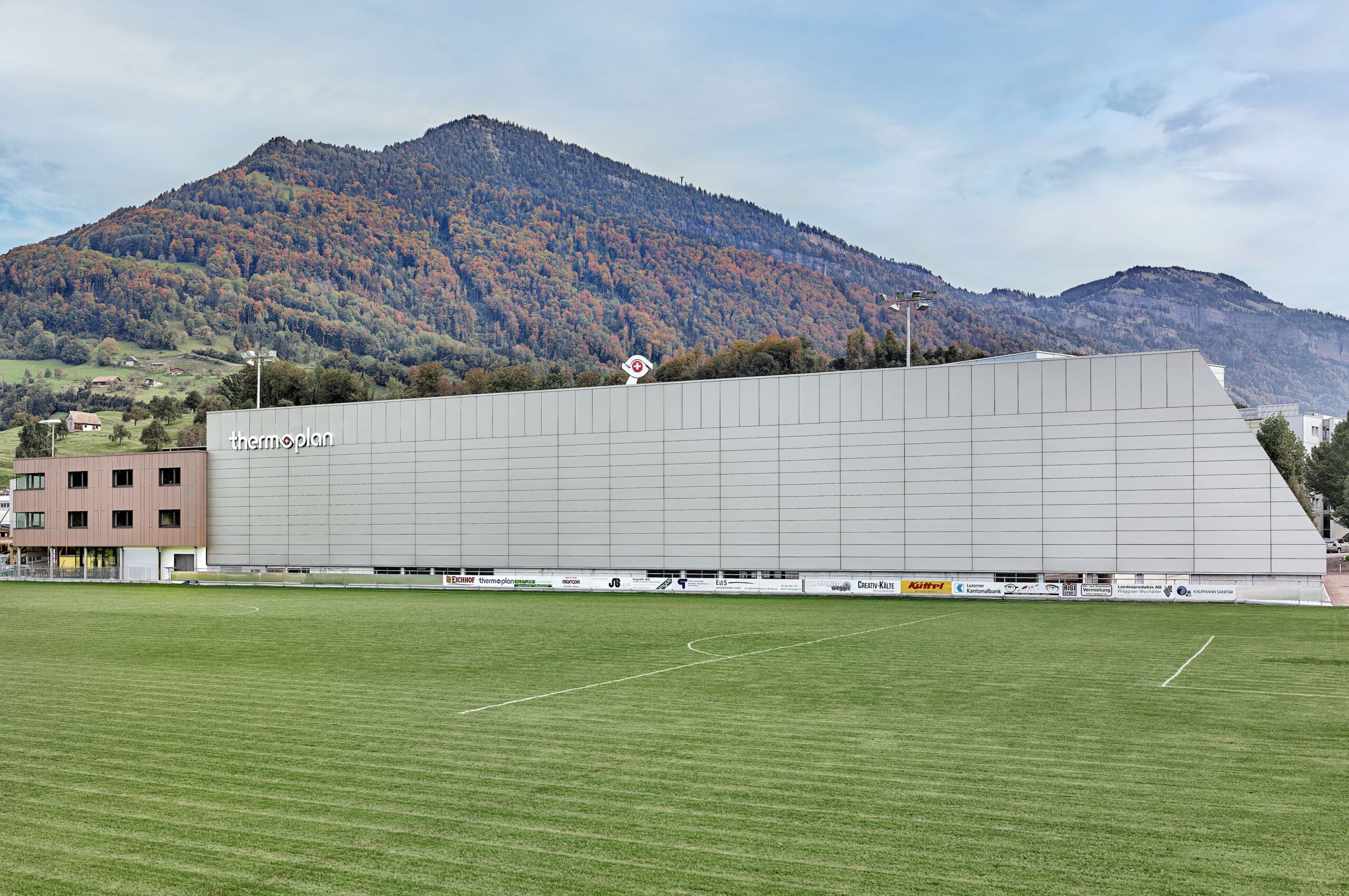 Shuttel-Lager der Thermoplan im Hintergrund die Rigi