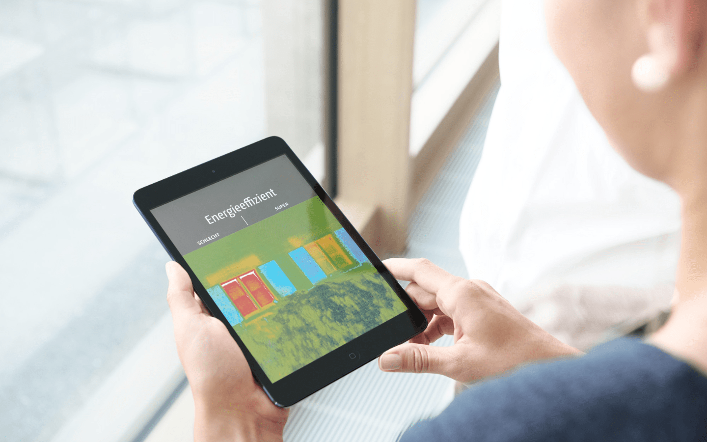 Energie sparen: Monteur mit Tablet und Darstellung Energieeffizienz auf dem Tablet